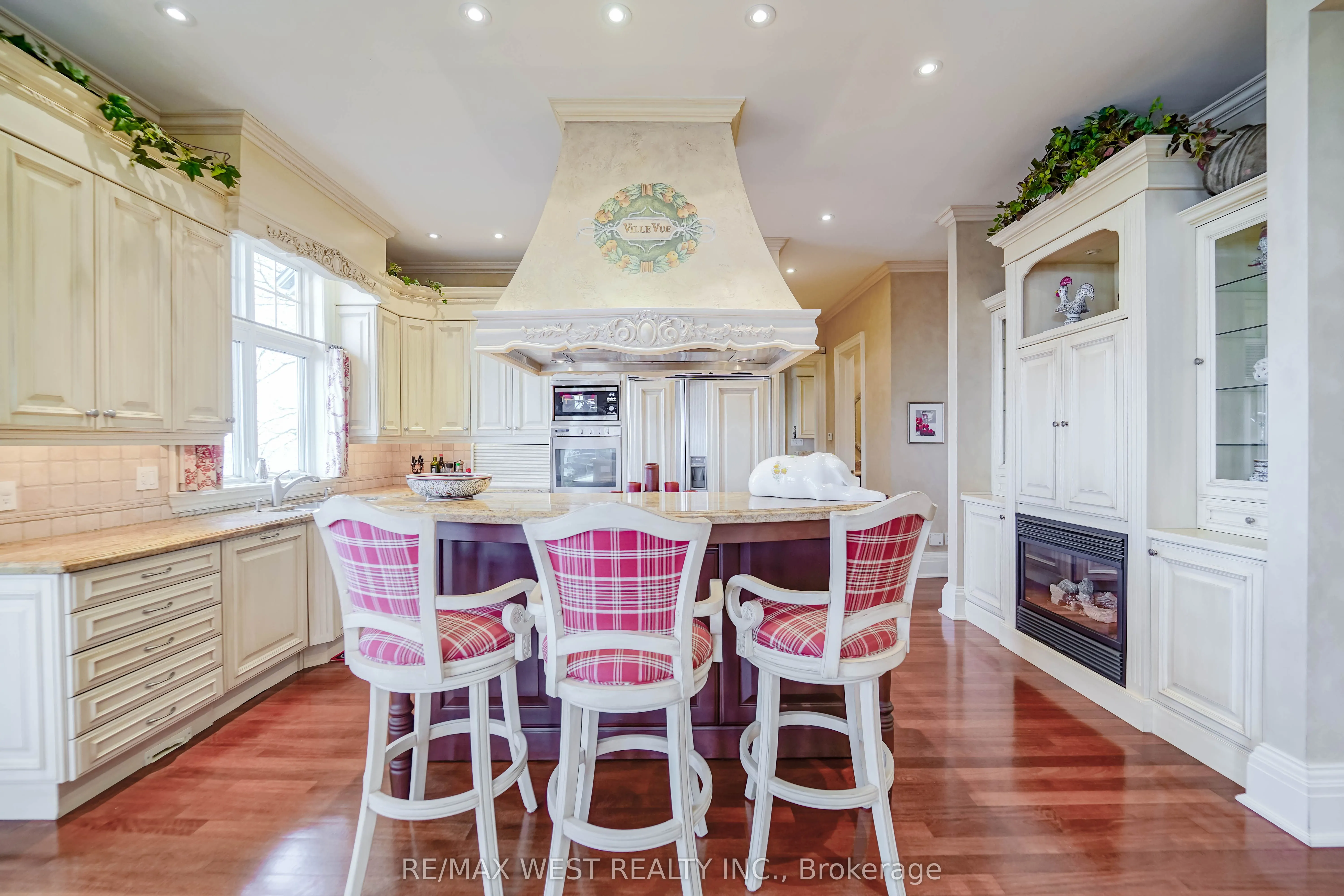 872 WHITTIER Crescent