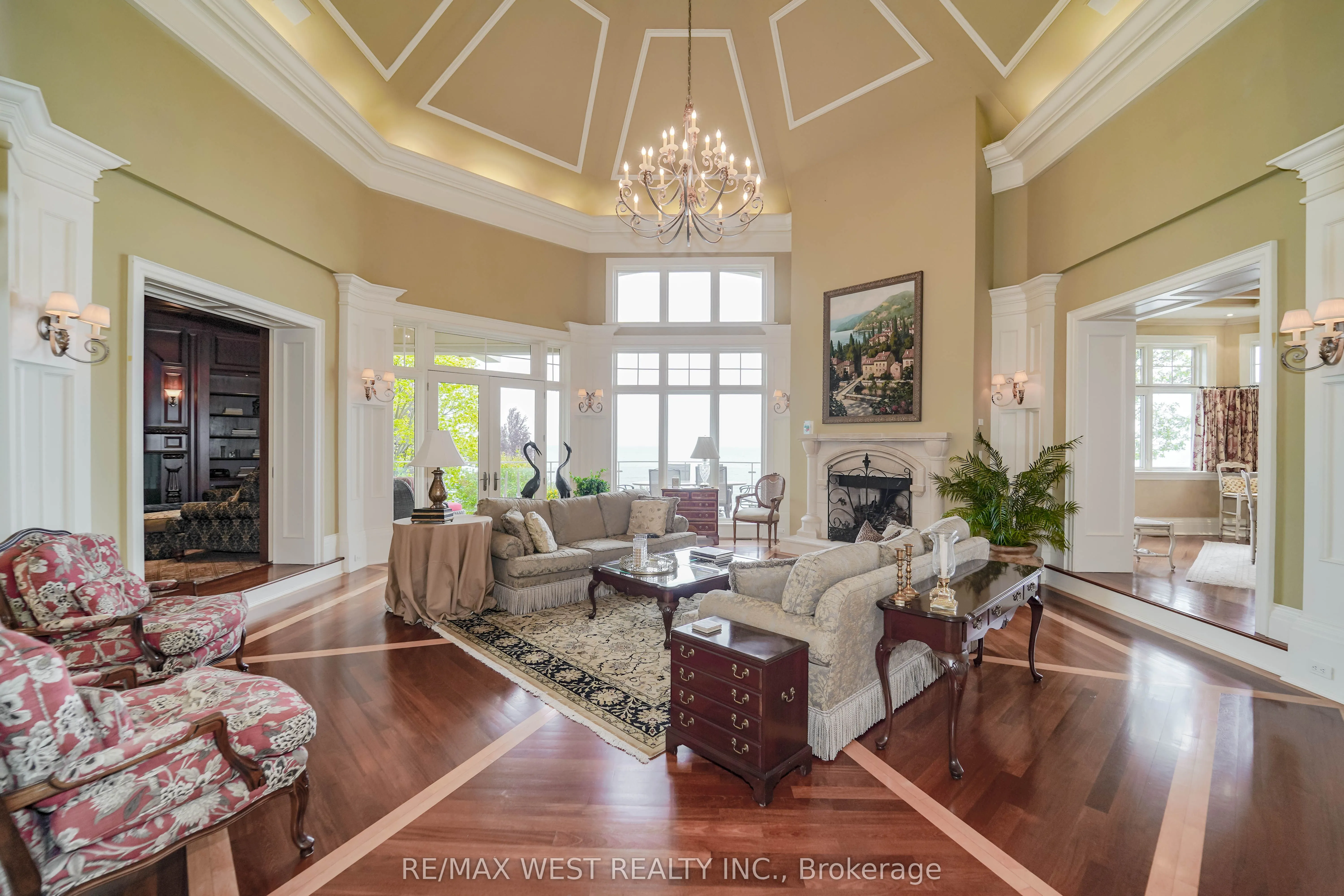 872 WHITTIER Crescent
