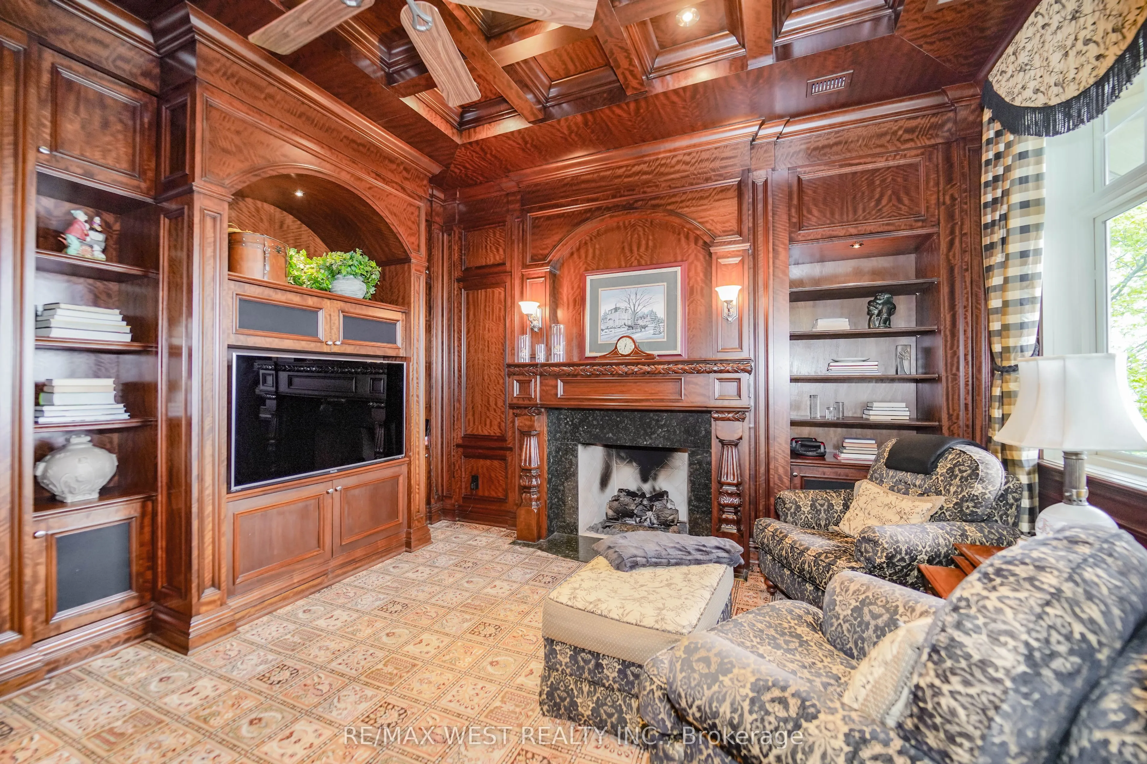 872 WHITTIER Crescent