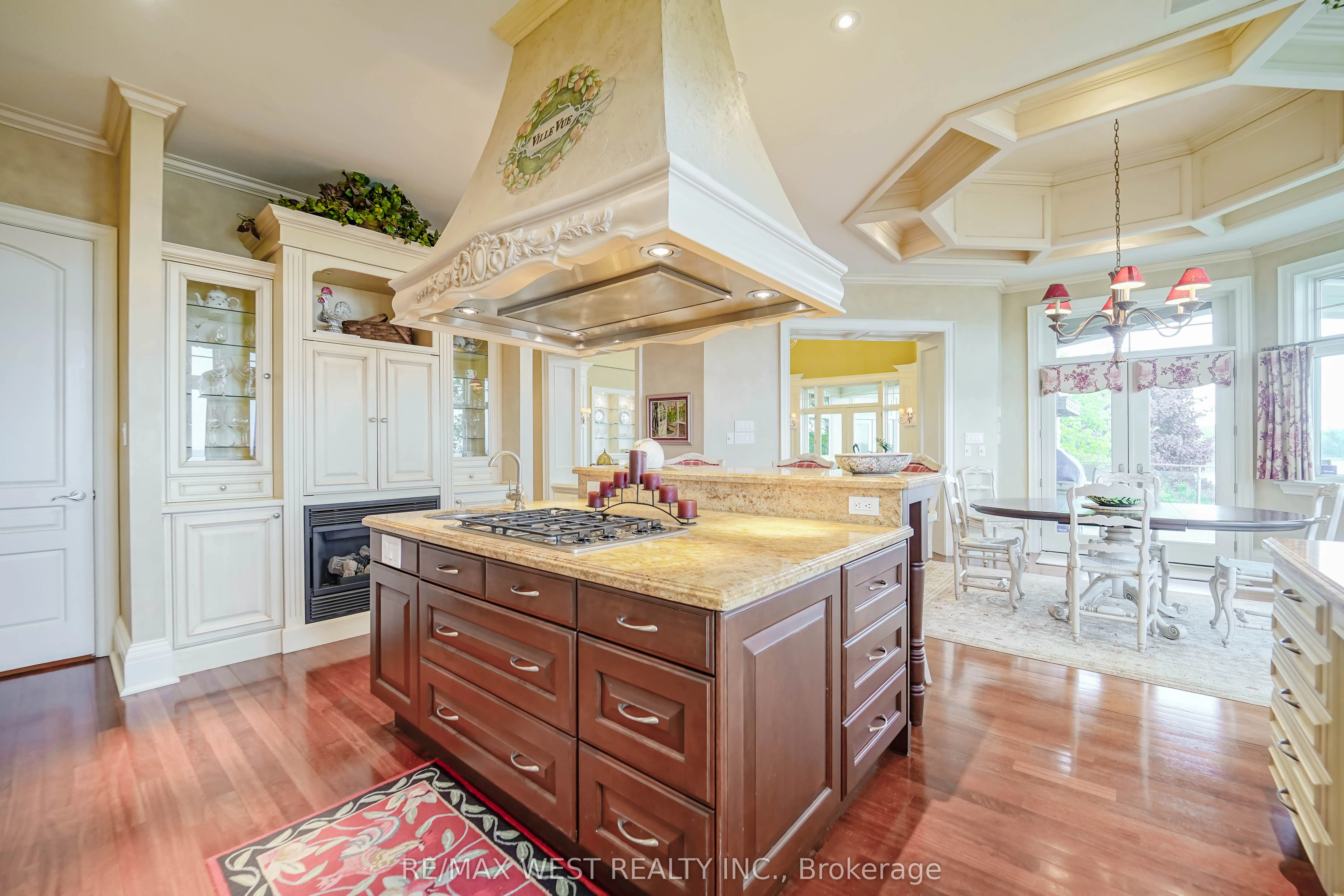 872 WHITTIER Crescent