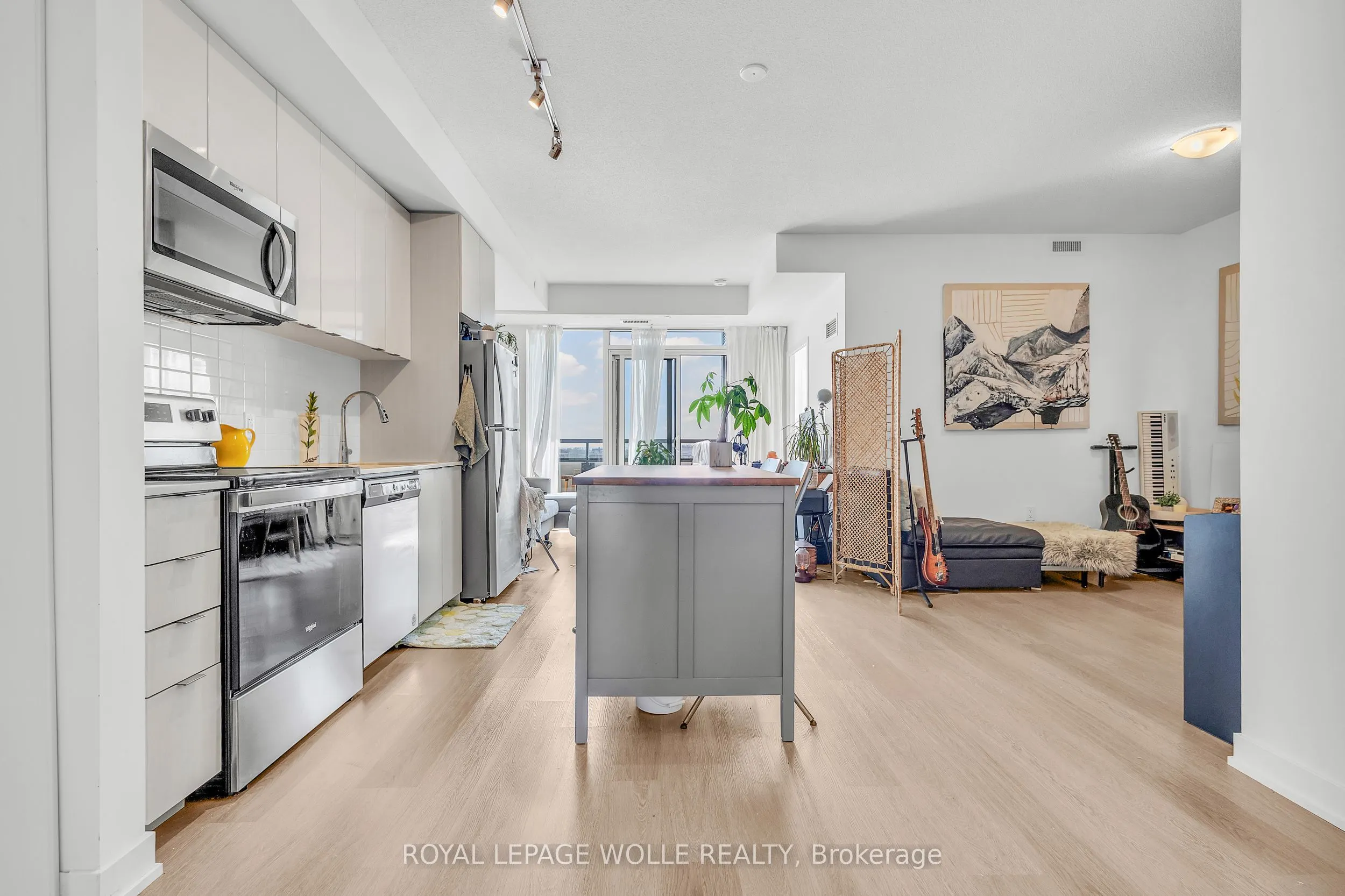 859 The Queensway, #412
