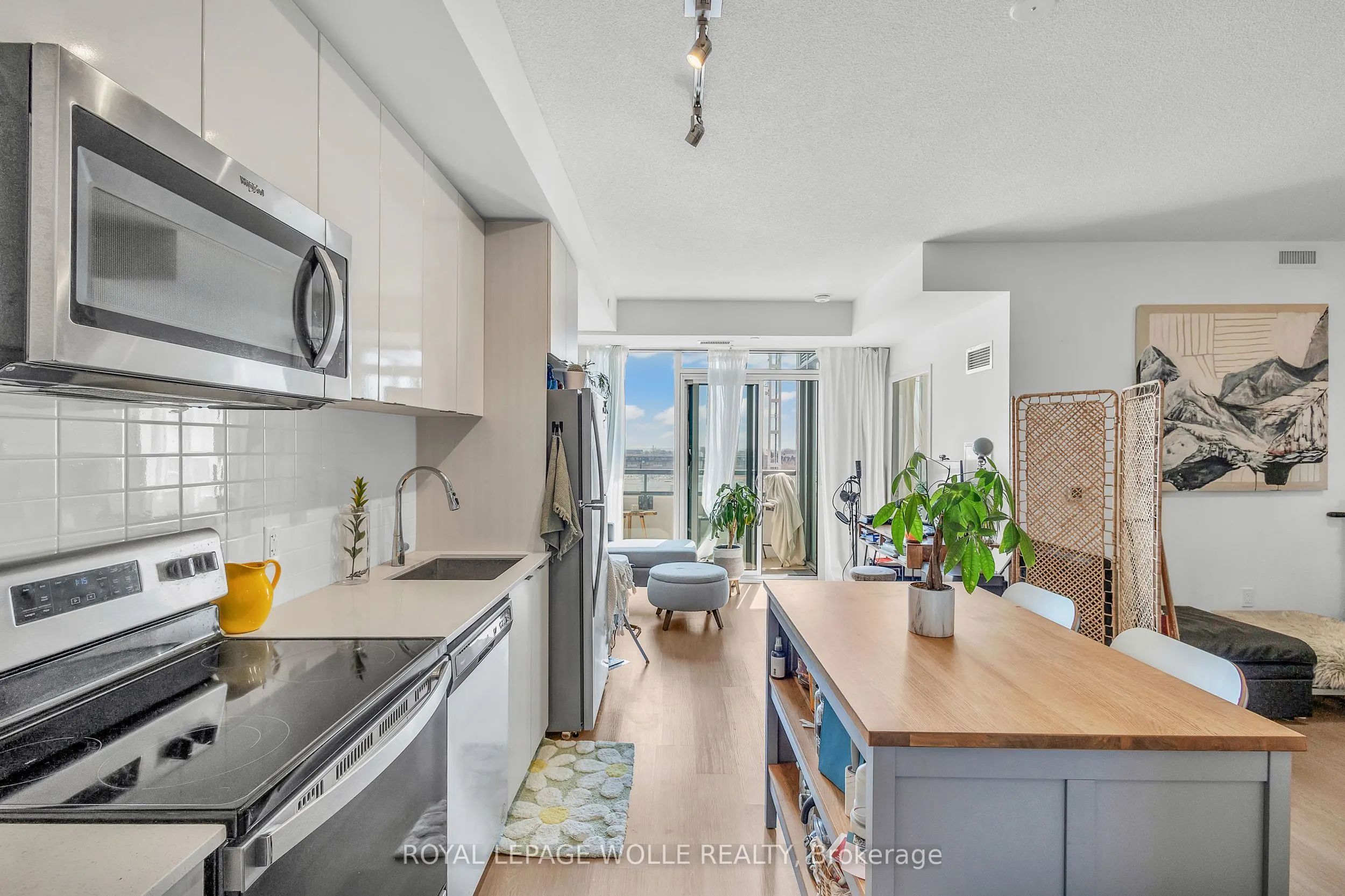 859 The Queensway, #412