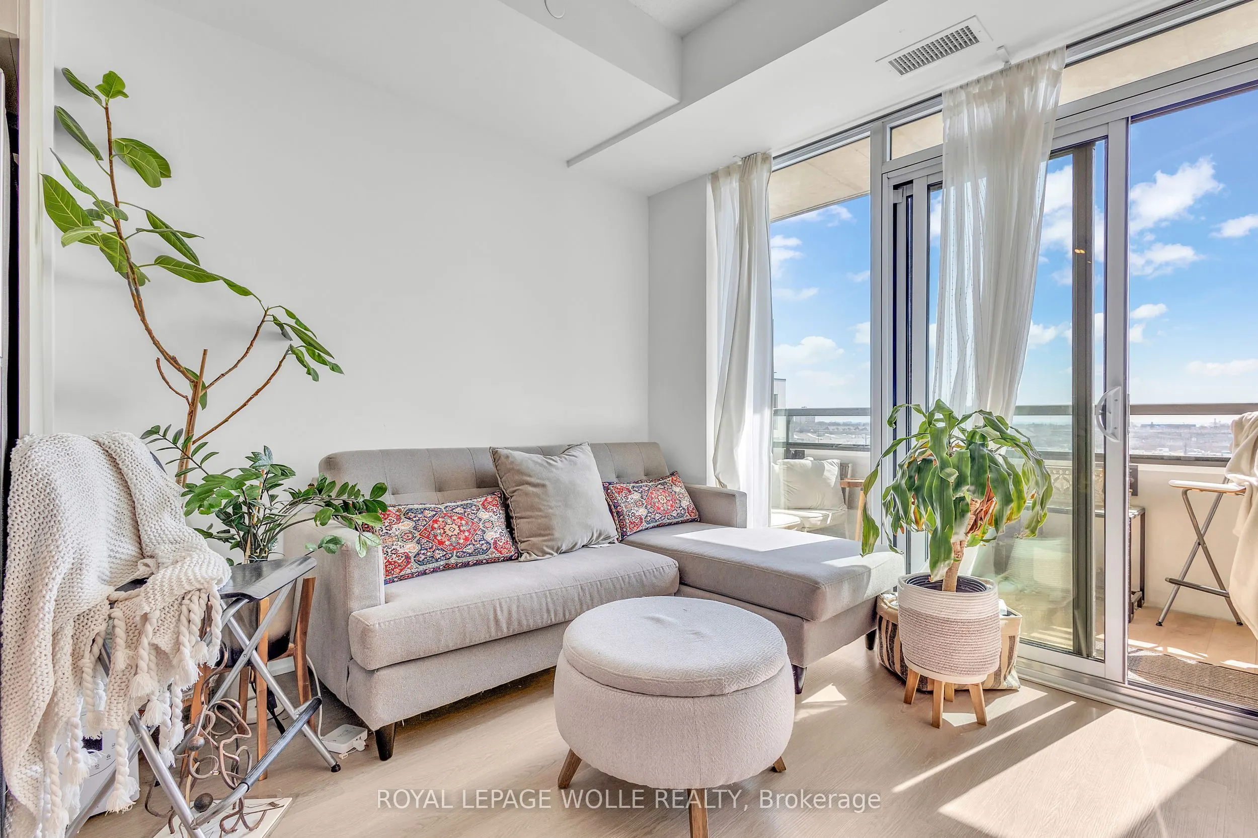 859 The Queensway, #412