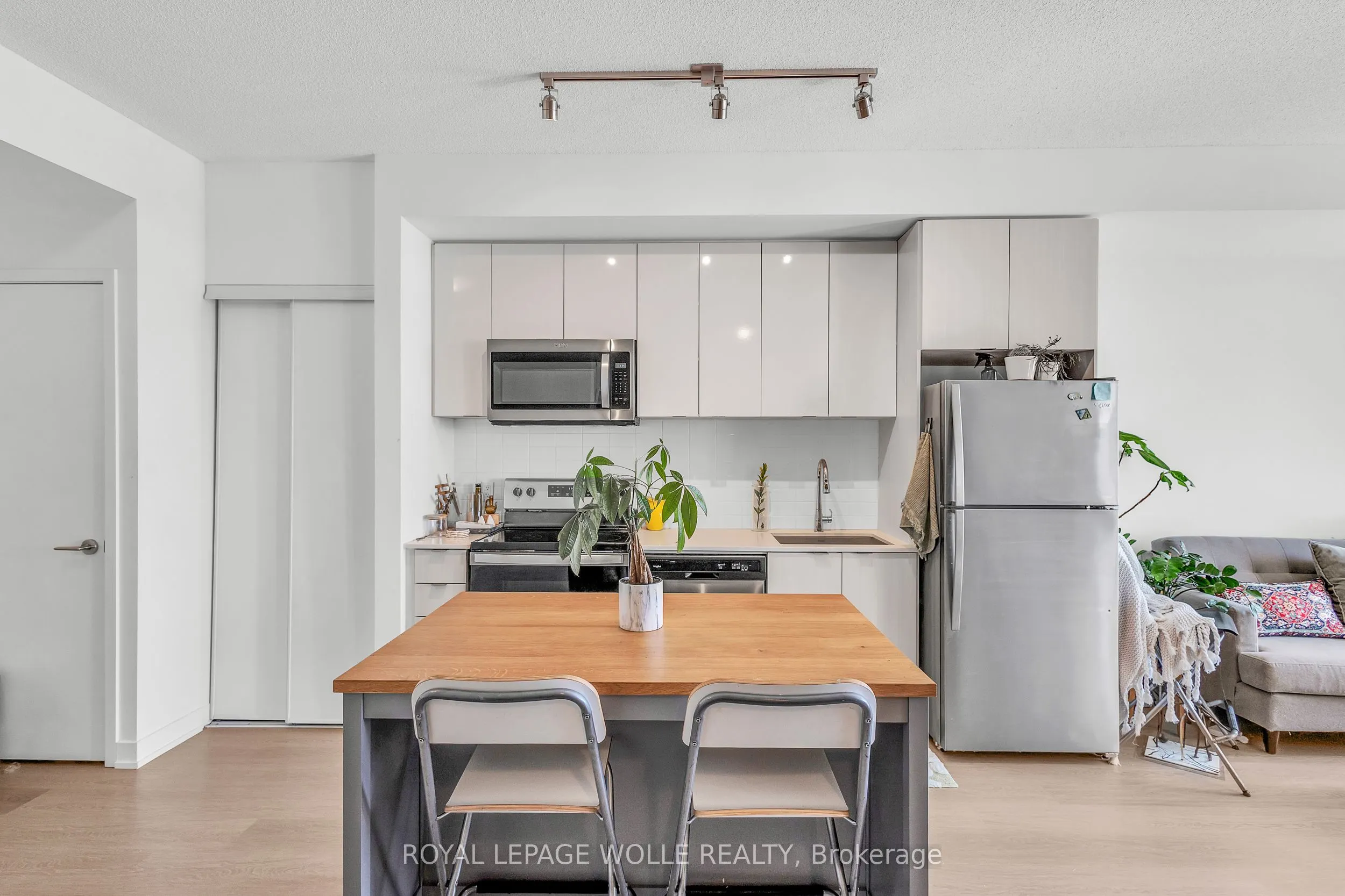 859 The Queensway, #412