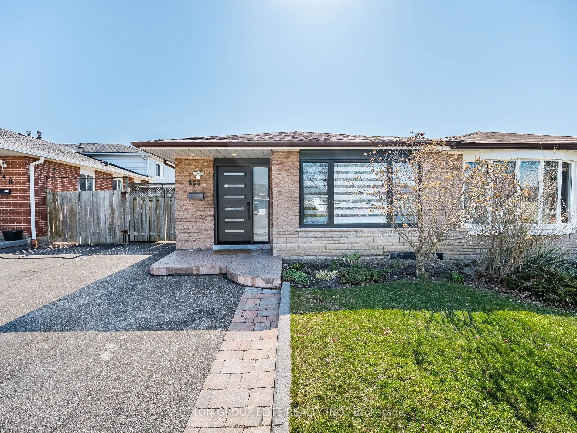 852 Consort Crescent
