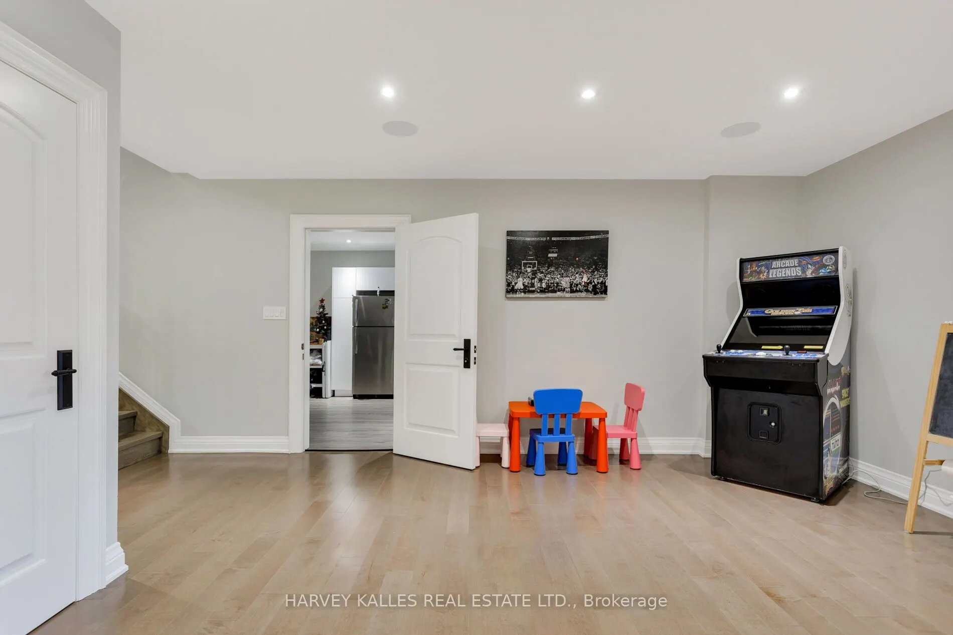 4673 Dundas Street W