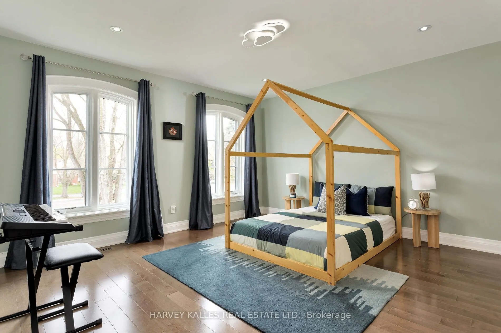 4673 Dundas Street W