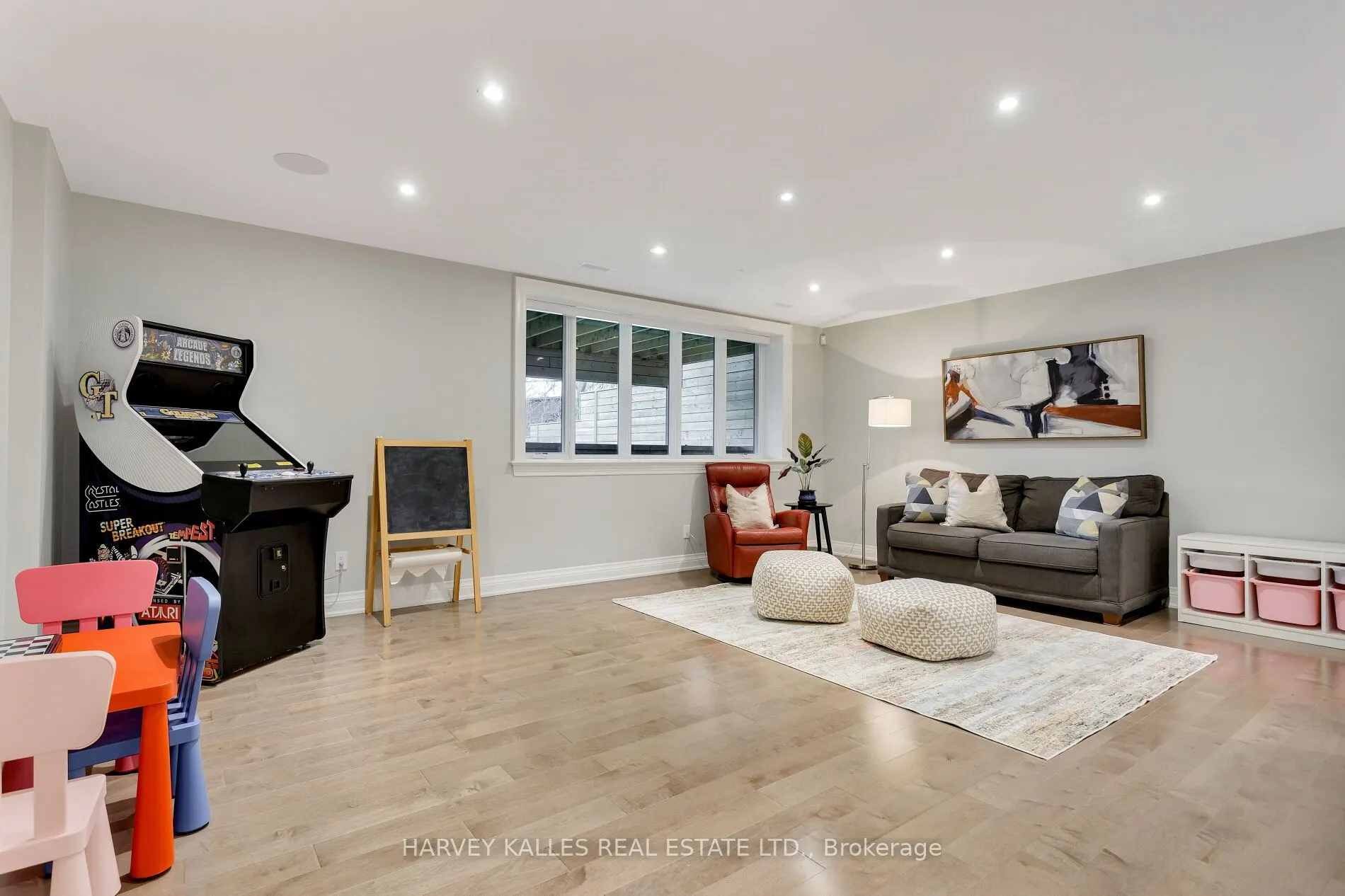 4673 Dundas Street W