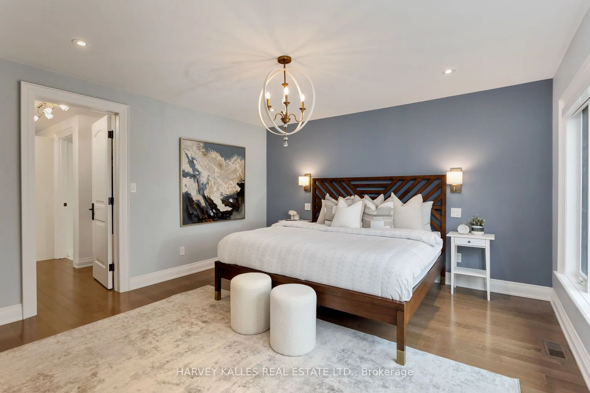 4673 Dundas Street W