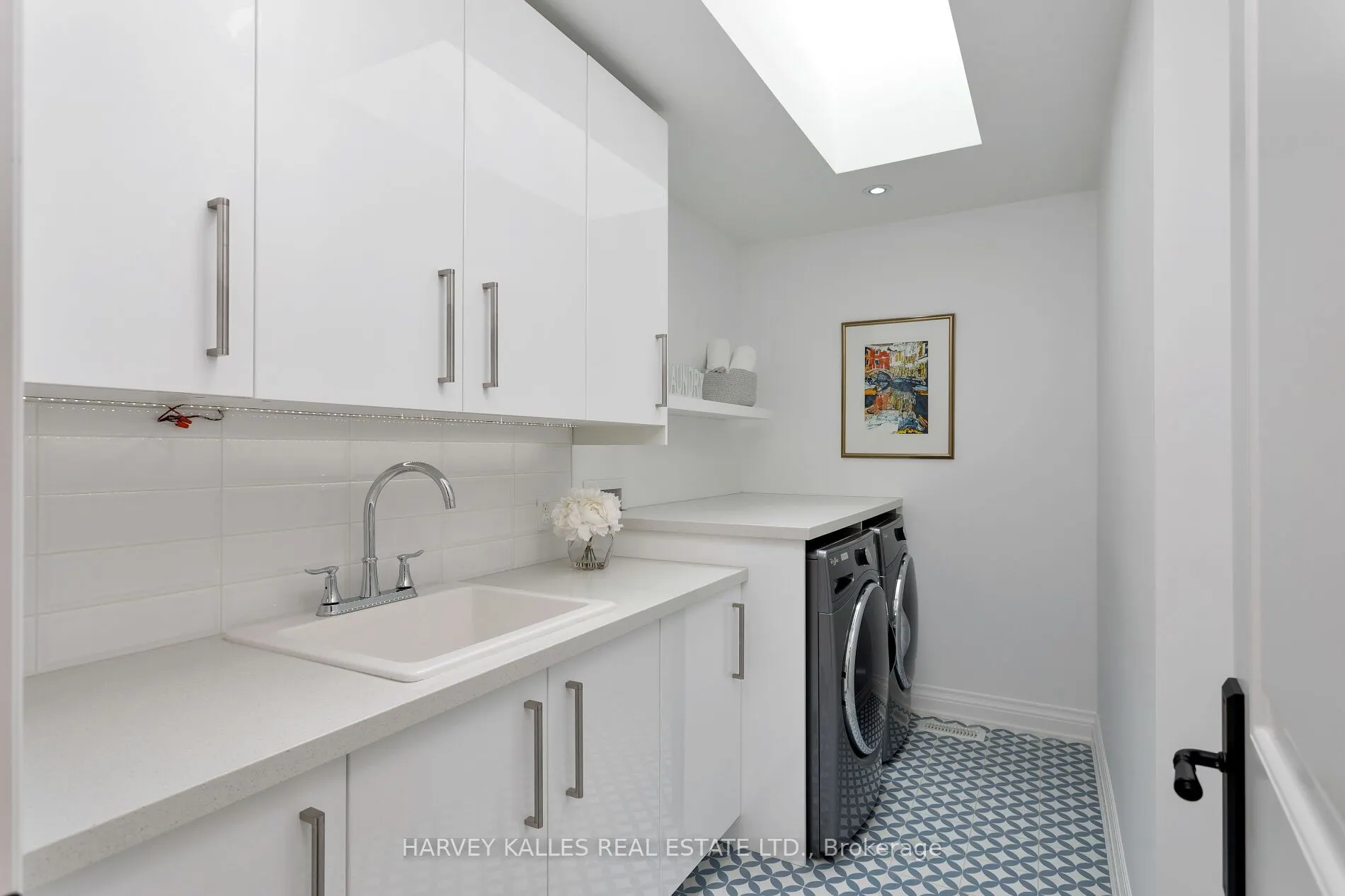 4673 Dundas Street W