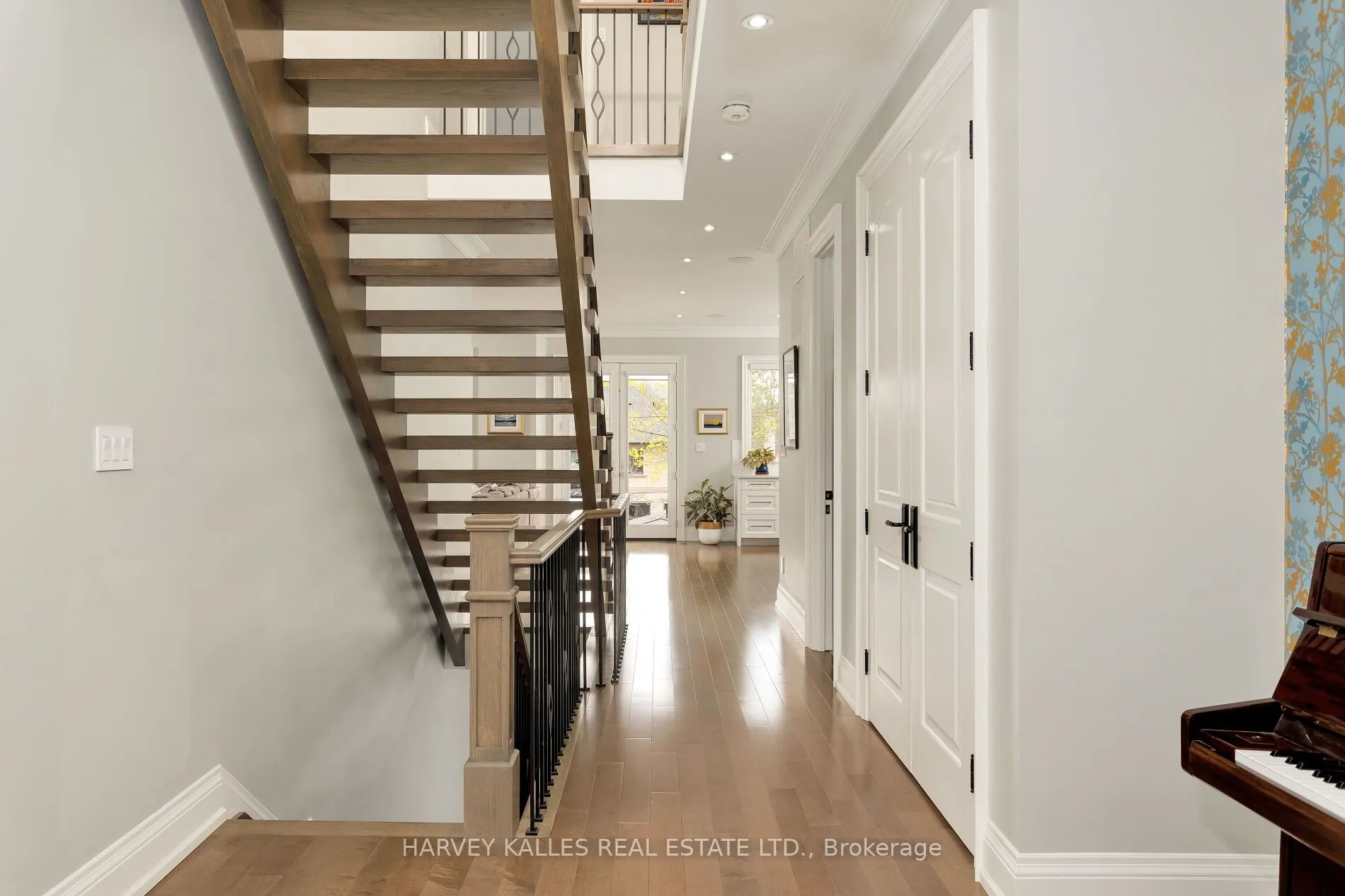 4673 Dundas Street W