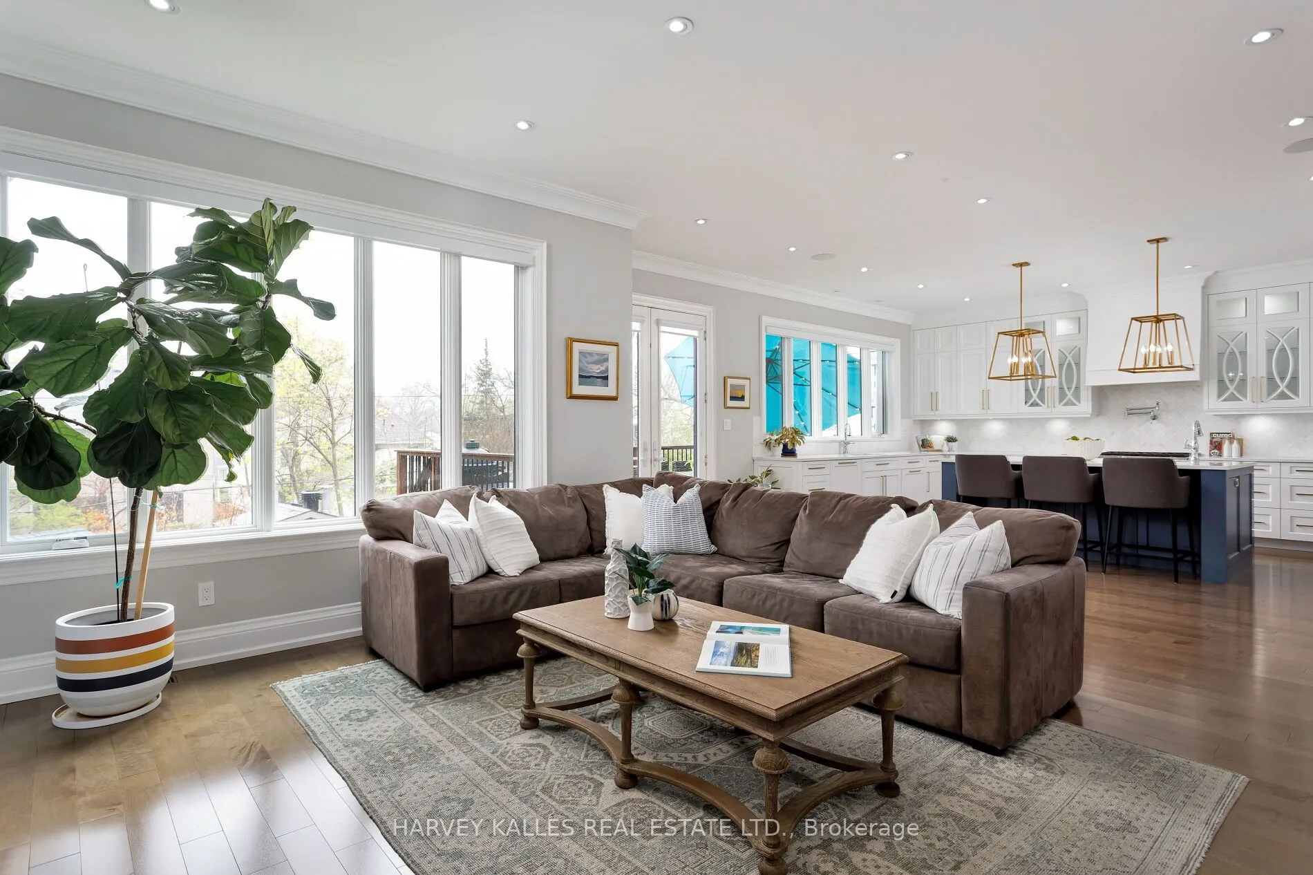 4673 Dundas Street W