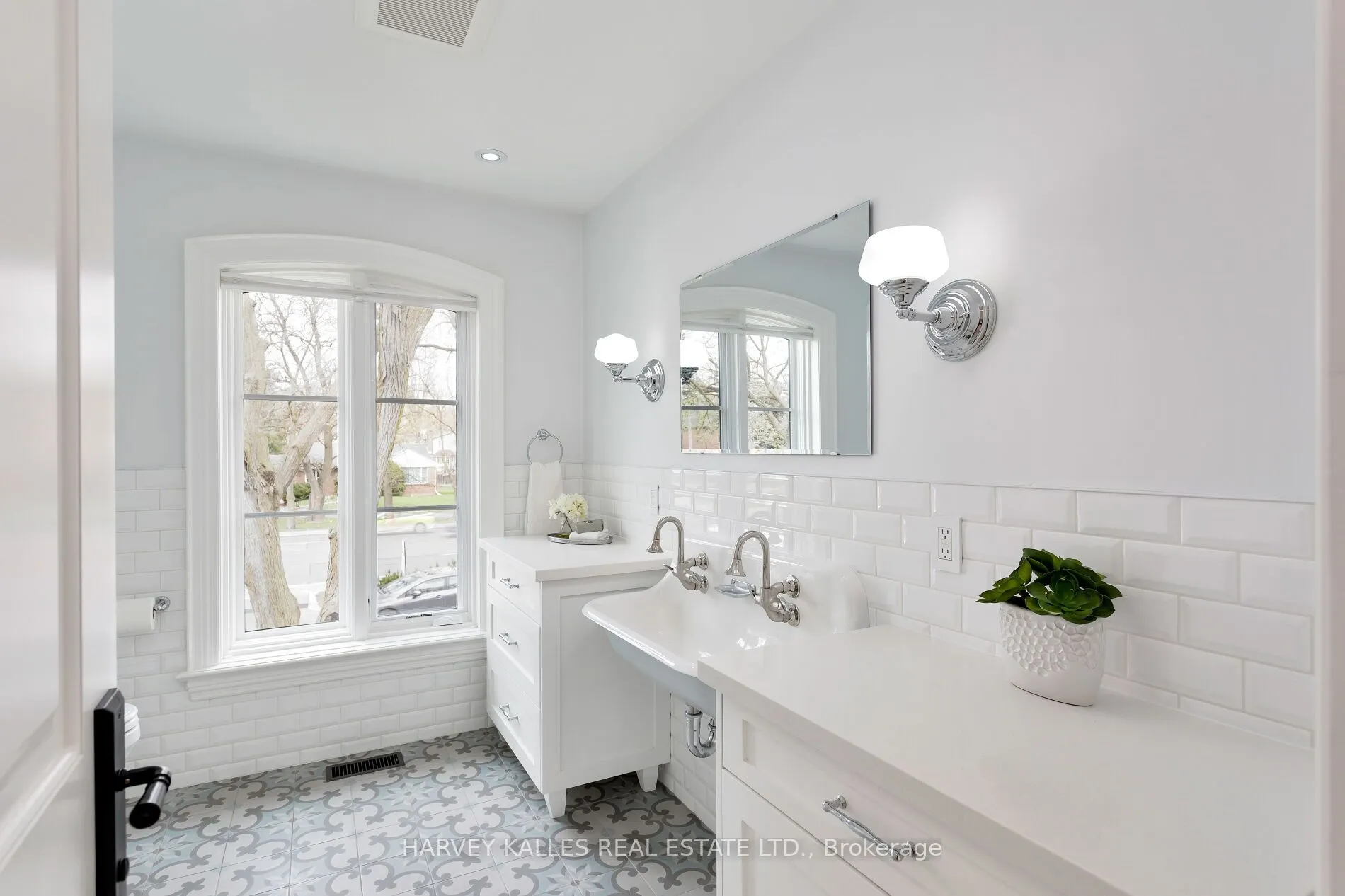 4673 Dundas Street W