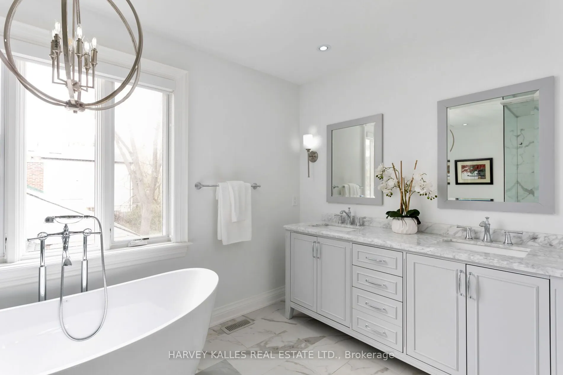 4673 Dundas Street W