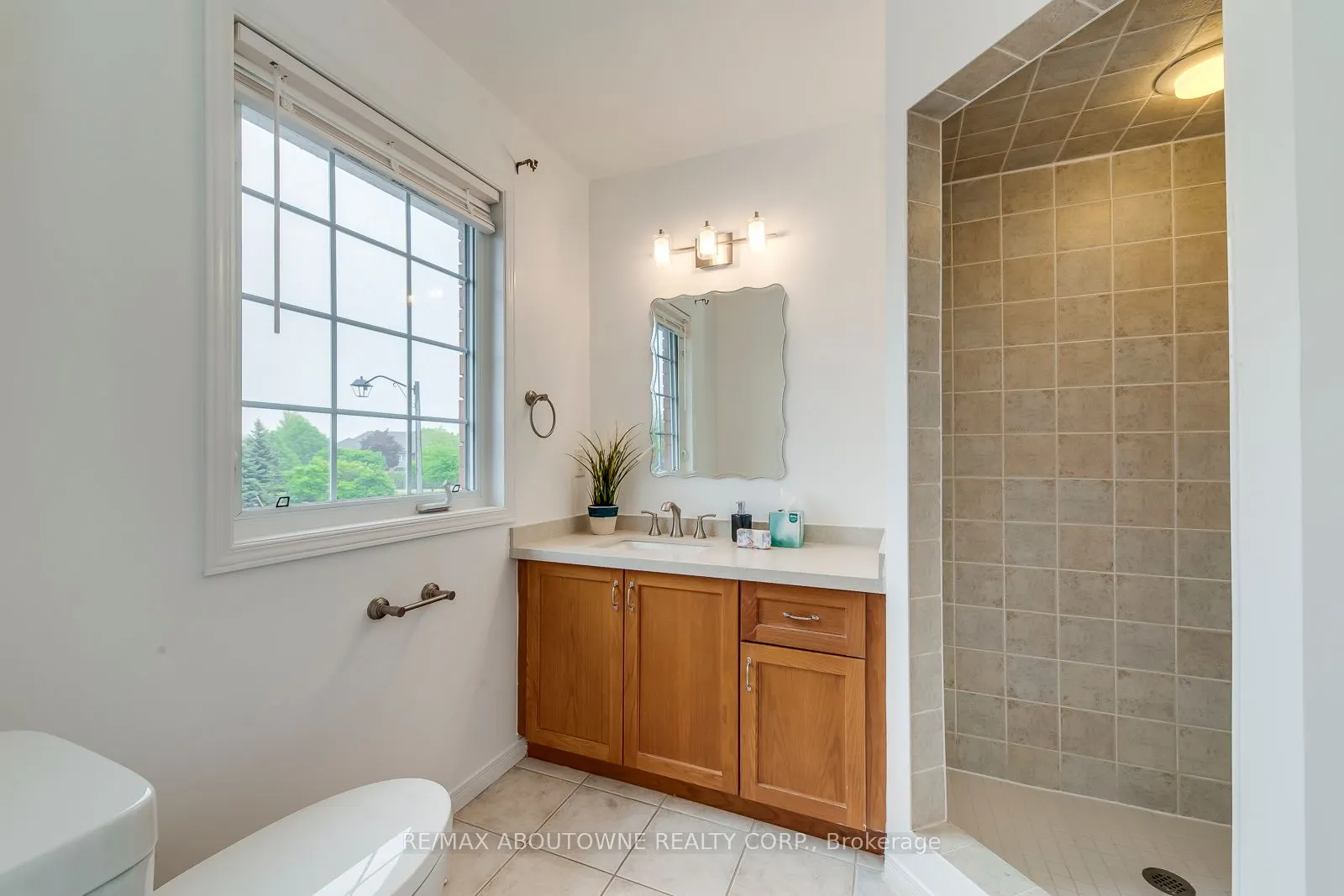 2246 Fairbairn Court