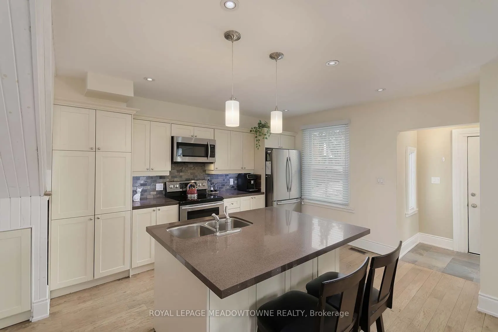 307 Queen Street S