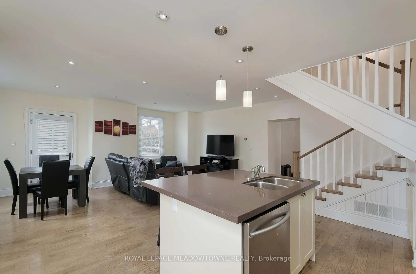 307 Queen Street S