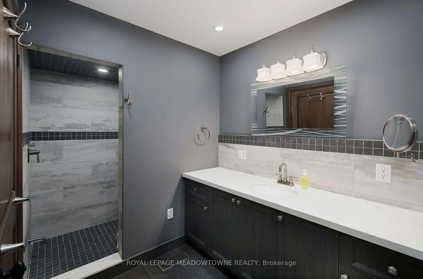 307 Queen Street S