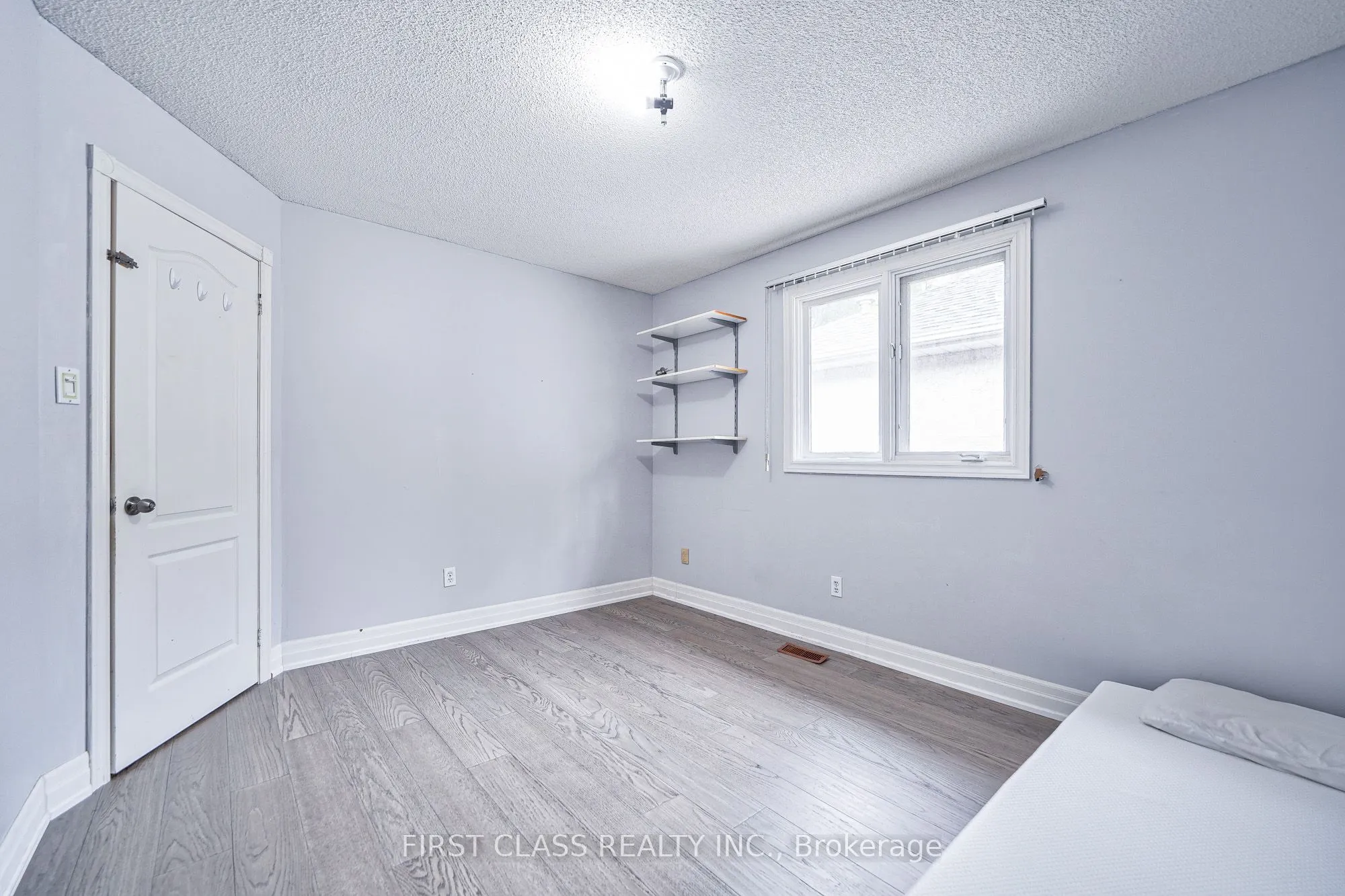 3309 Loyalist Drive, #Main & Upper