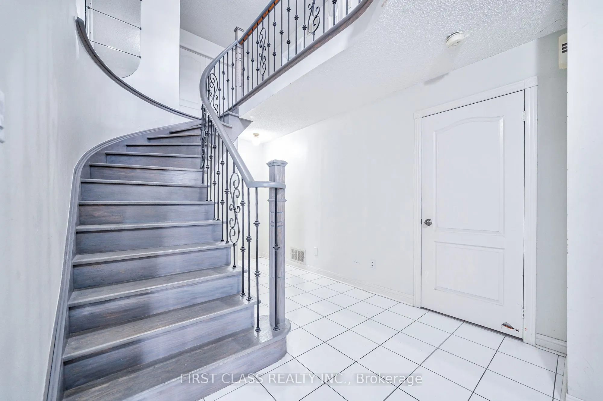 3309 Loyalist Drive, #Main & Upper