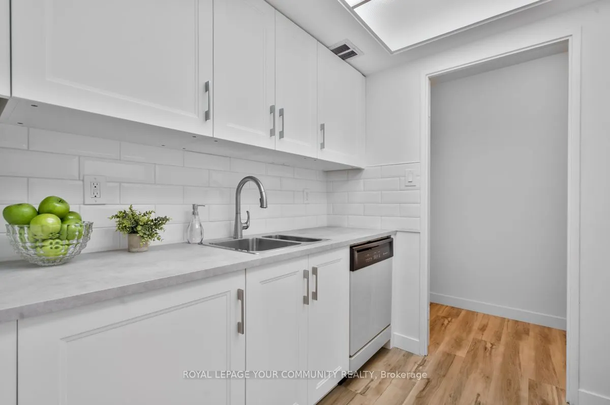 1535 Lakeshore Road E, #205