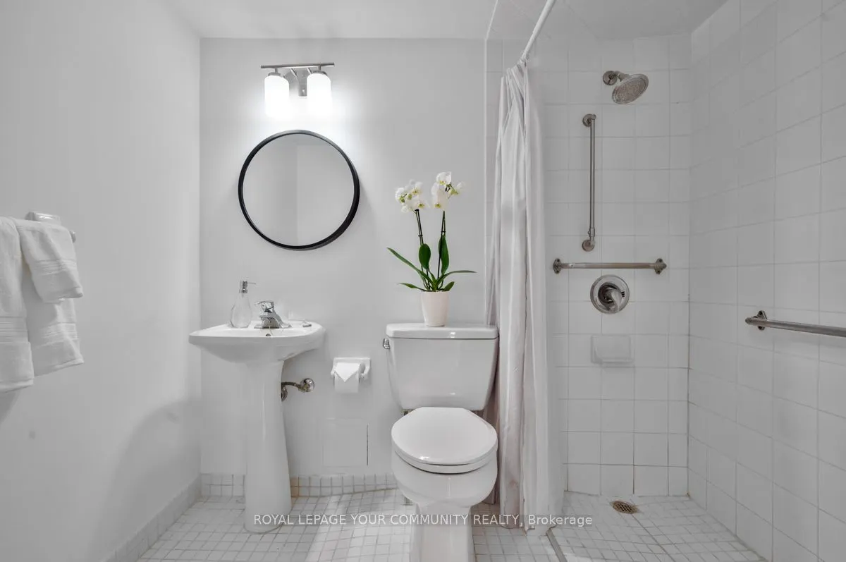 1535 Lakeshore Road E, #205