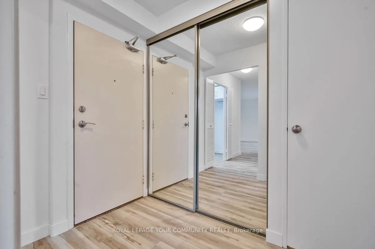 1535 Lakeshore Road E, #205