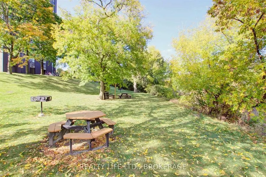 1535 Lakeshore Road E, #205