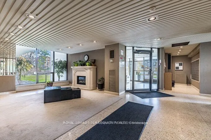 1535 Lakeshore Road E, #205