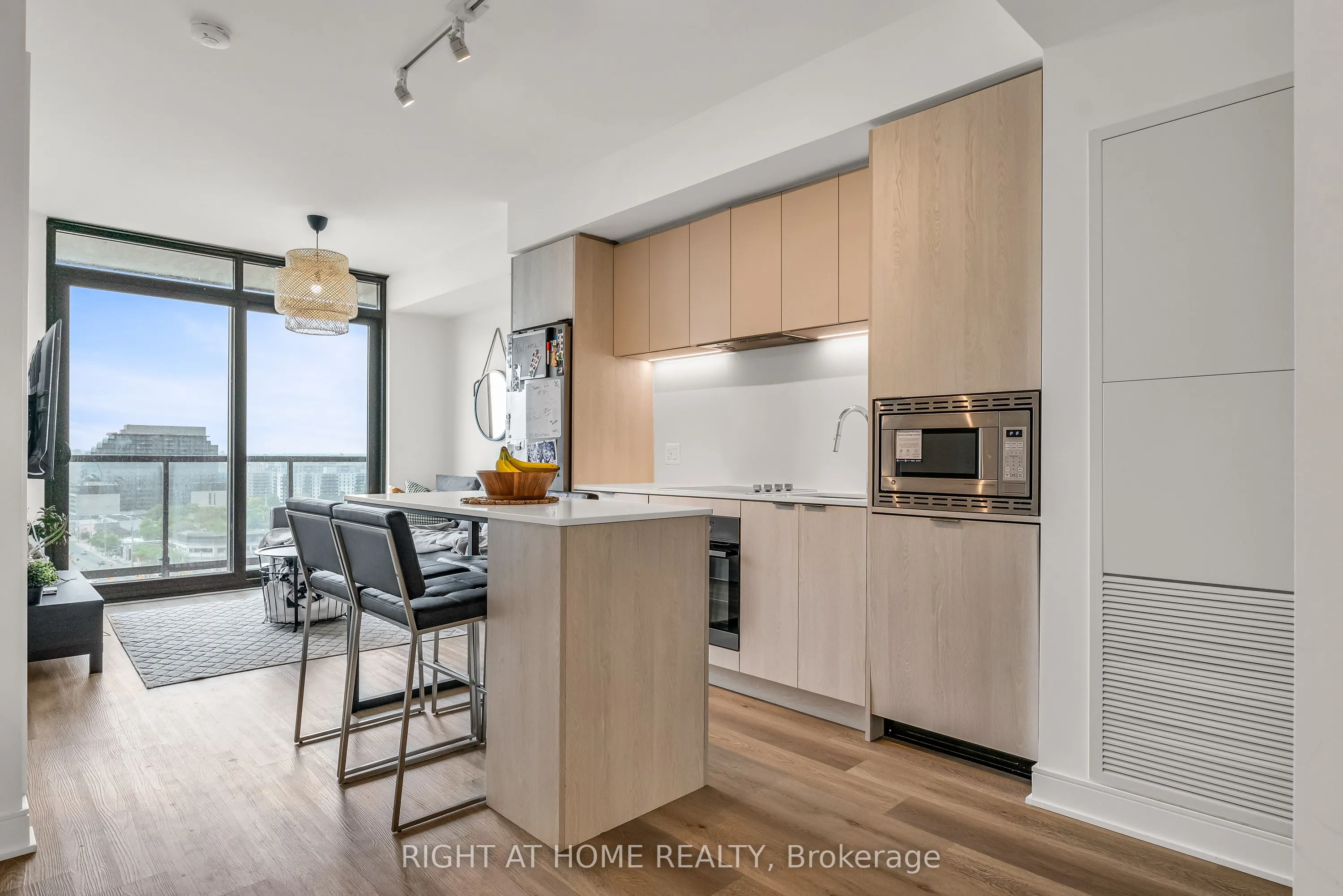 86 Dundas Street E, #1520