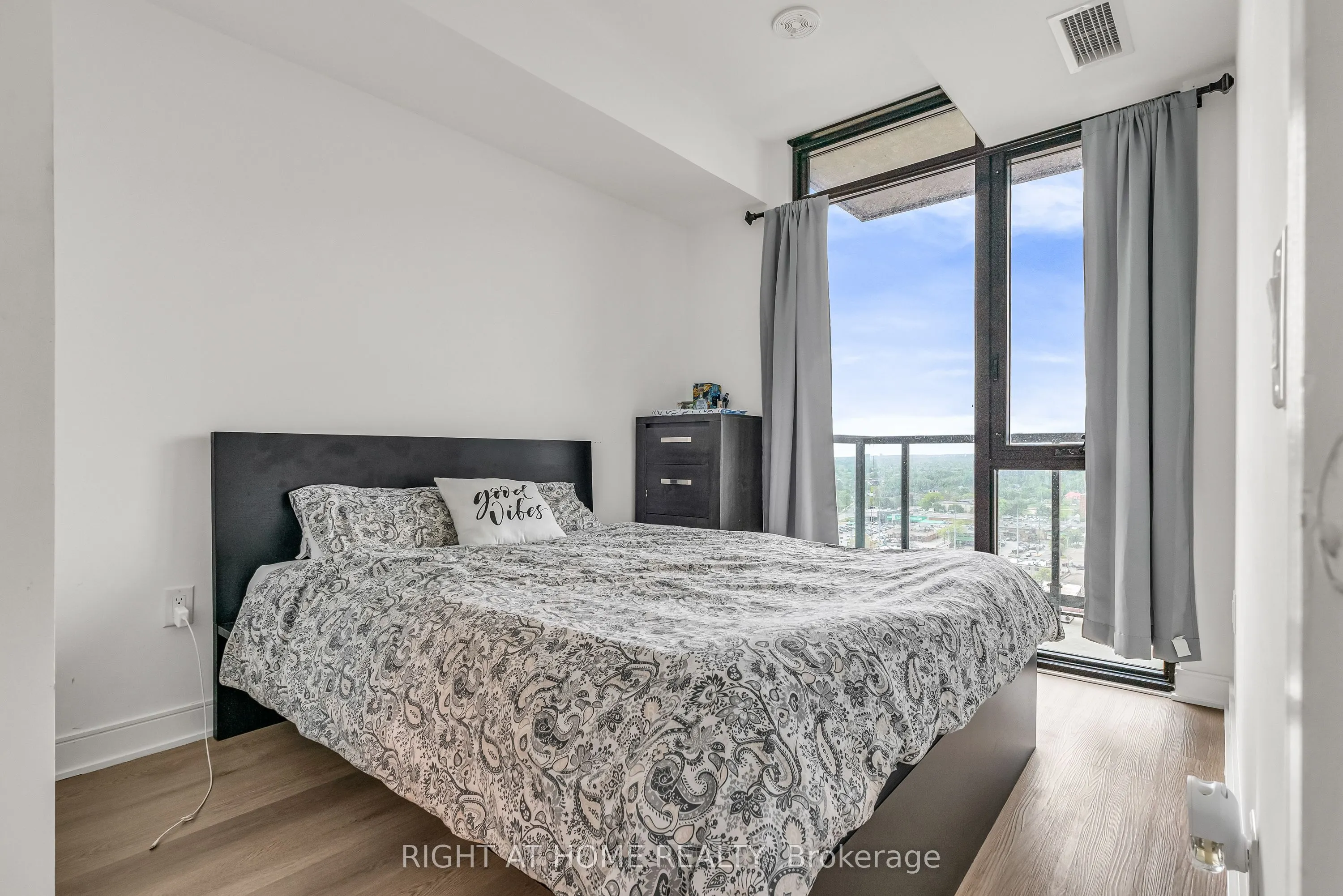 86 Dundas Street E, #1520