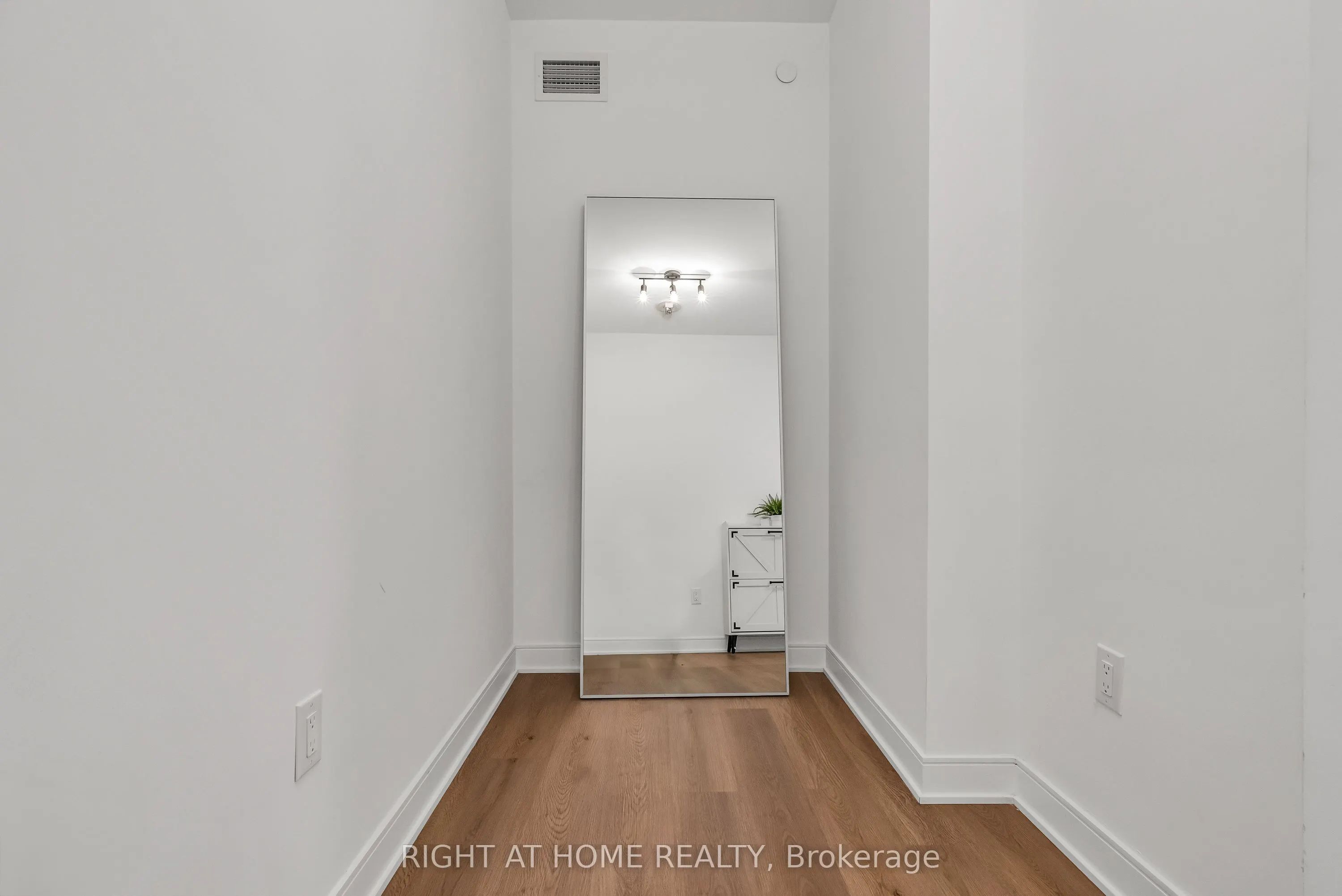 86 Dundas Street E, #1520