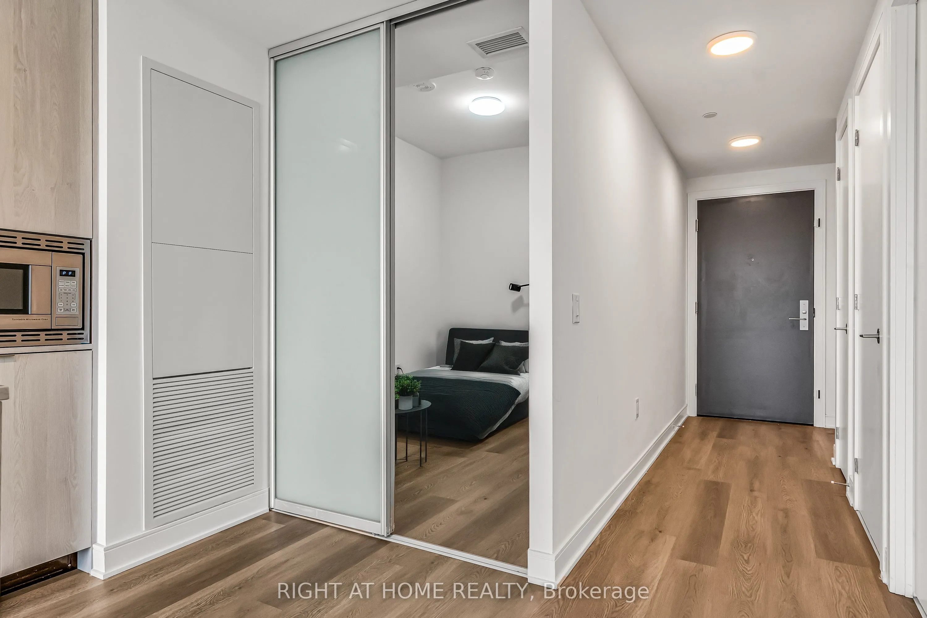 86 Dundas Street E, #1520