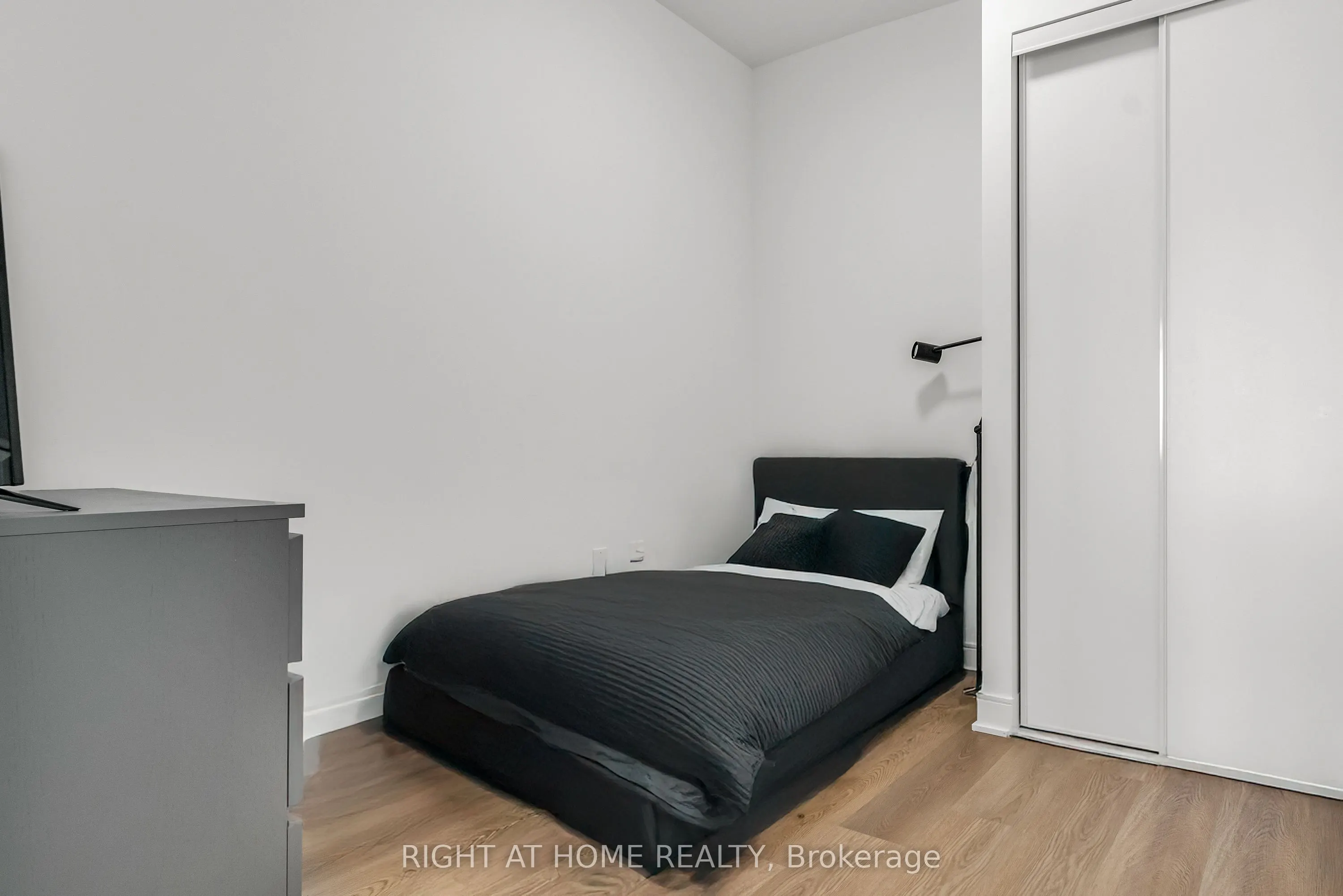 86 Dundas Street E, #1520