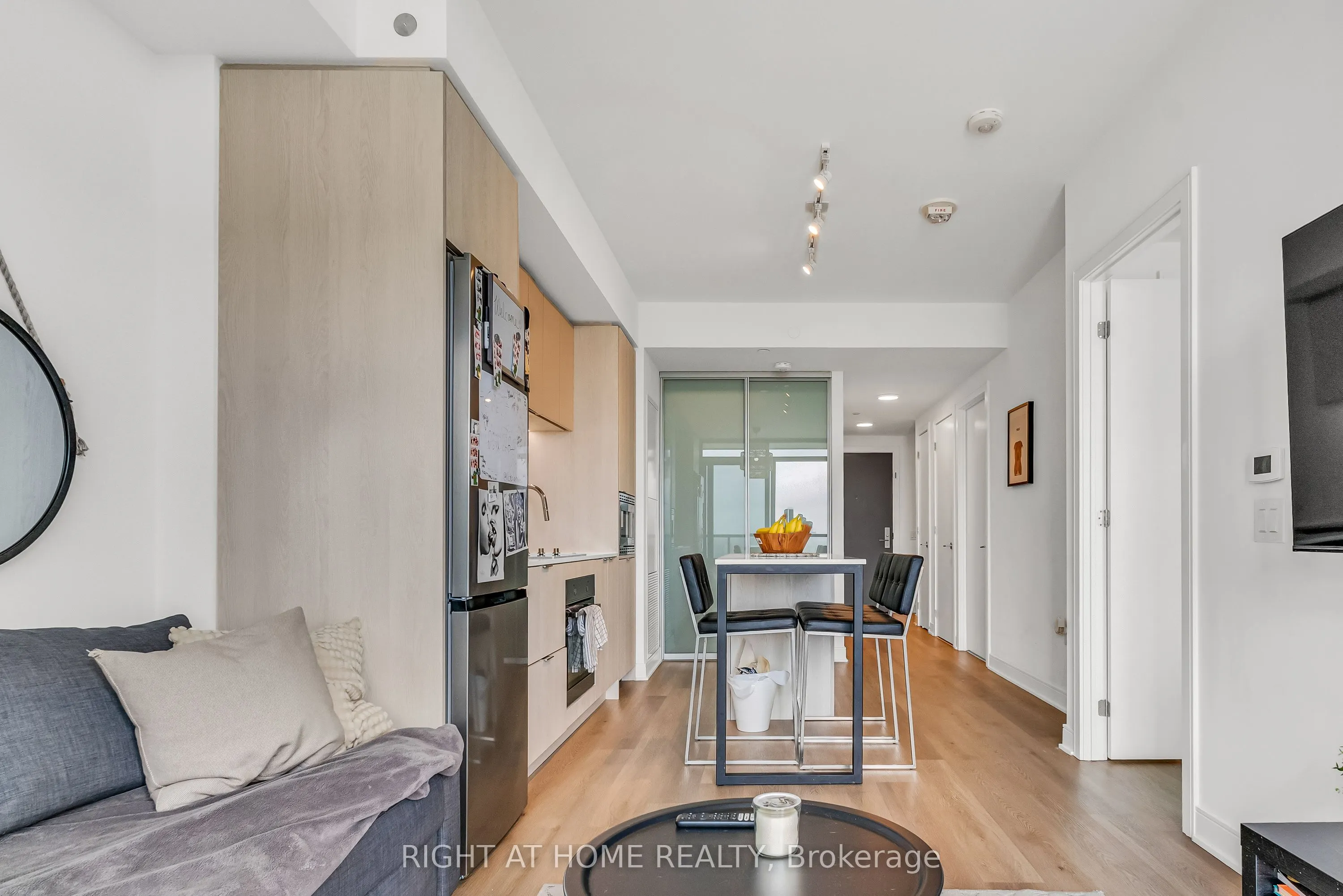 86 Dundas Street E, #1520