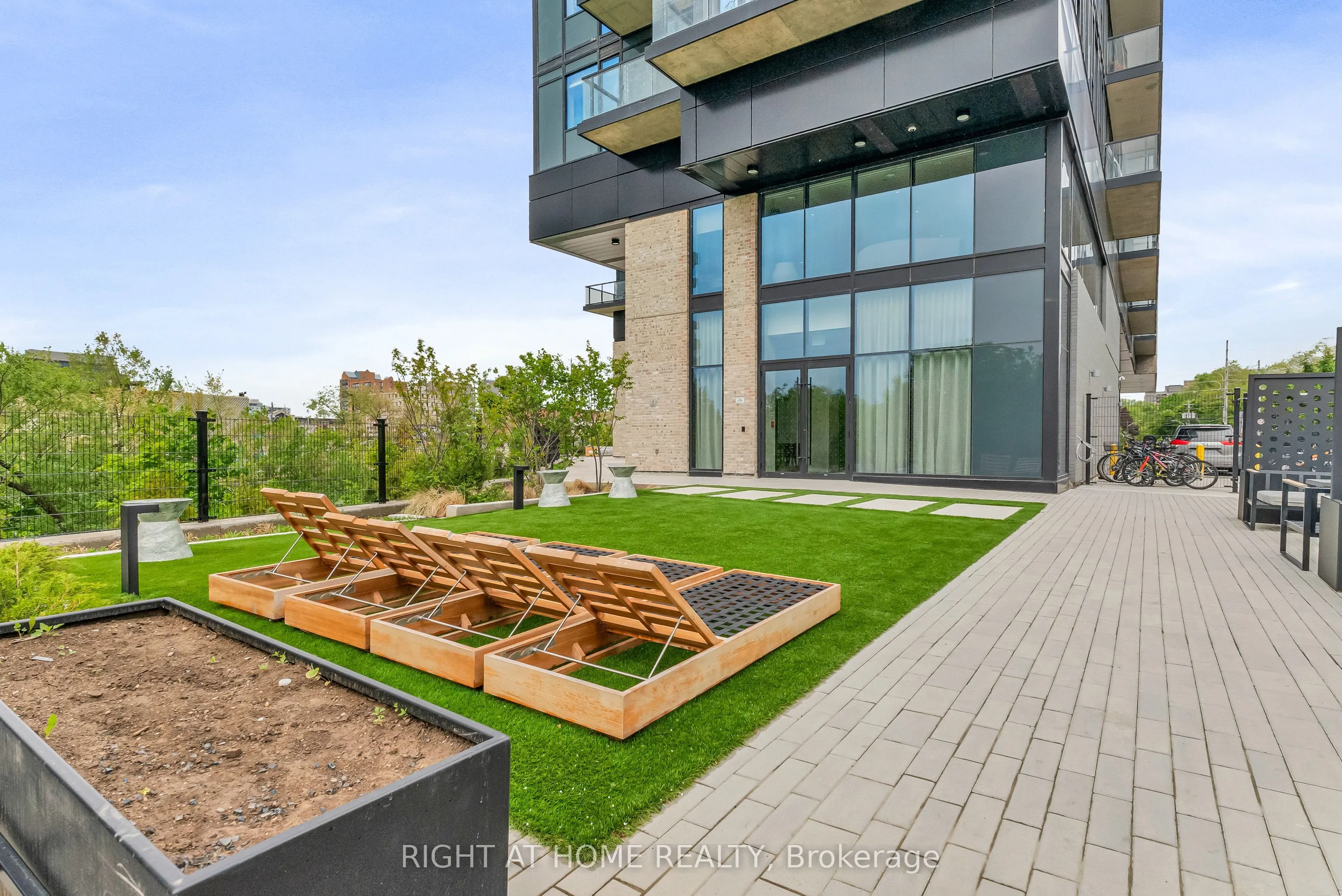 86 Dundas Street E, #1520