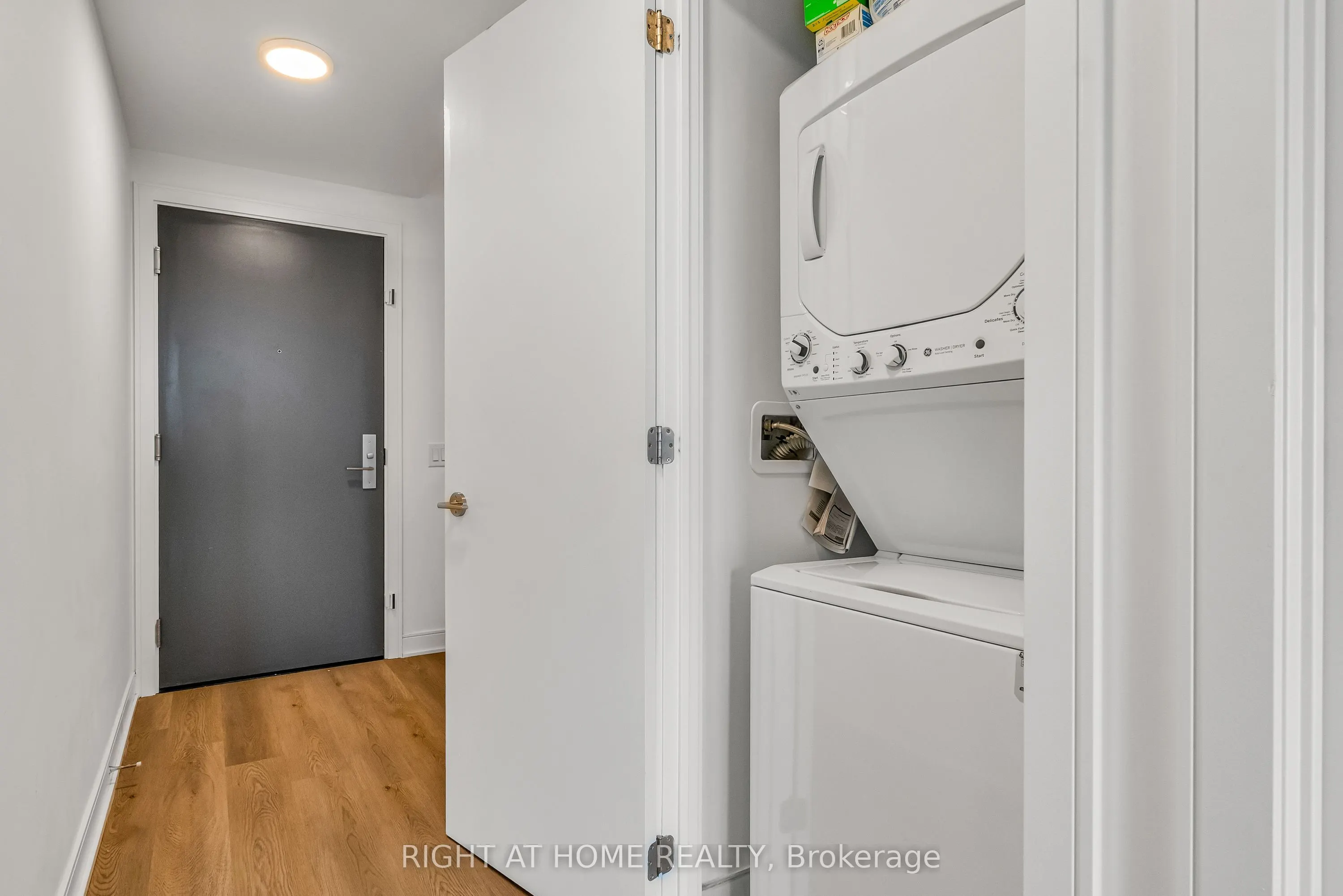 86 Dundas Street E, #1520