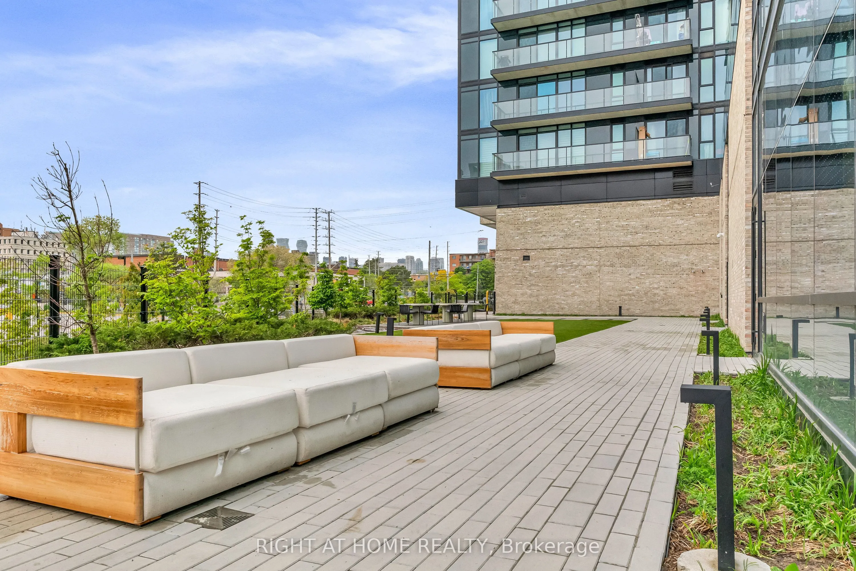 86 Dundas Street E, #1520