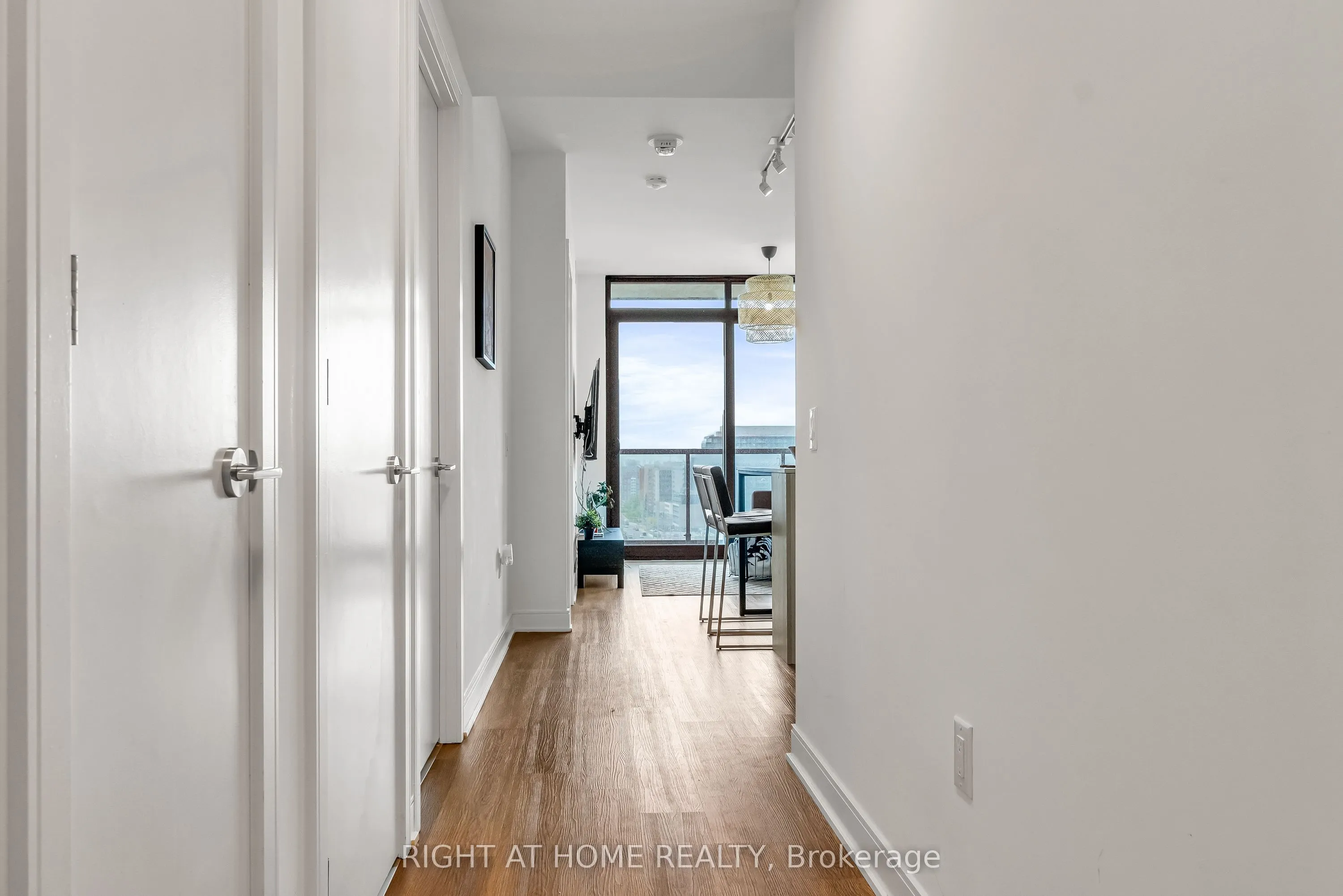 86 Dundas Street E, #1520