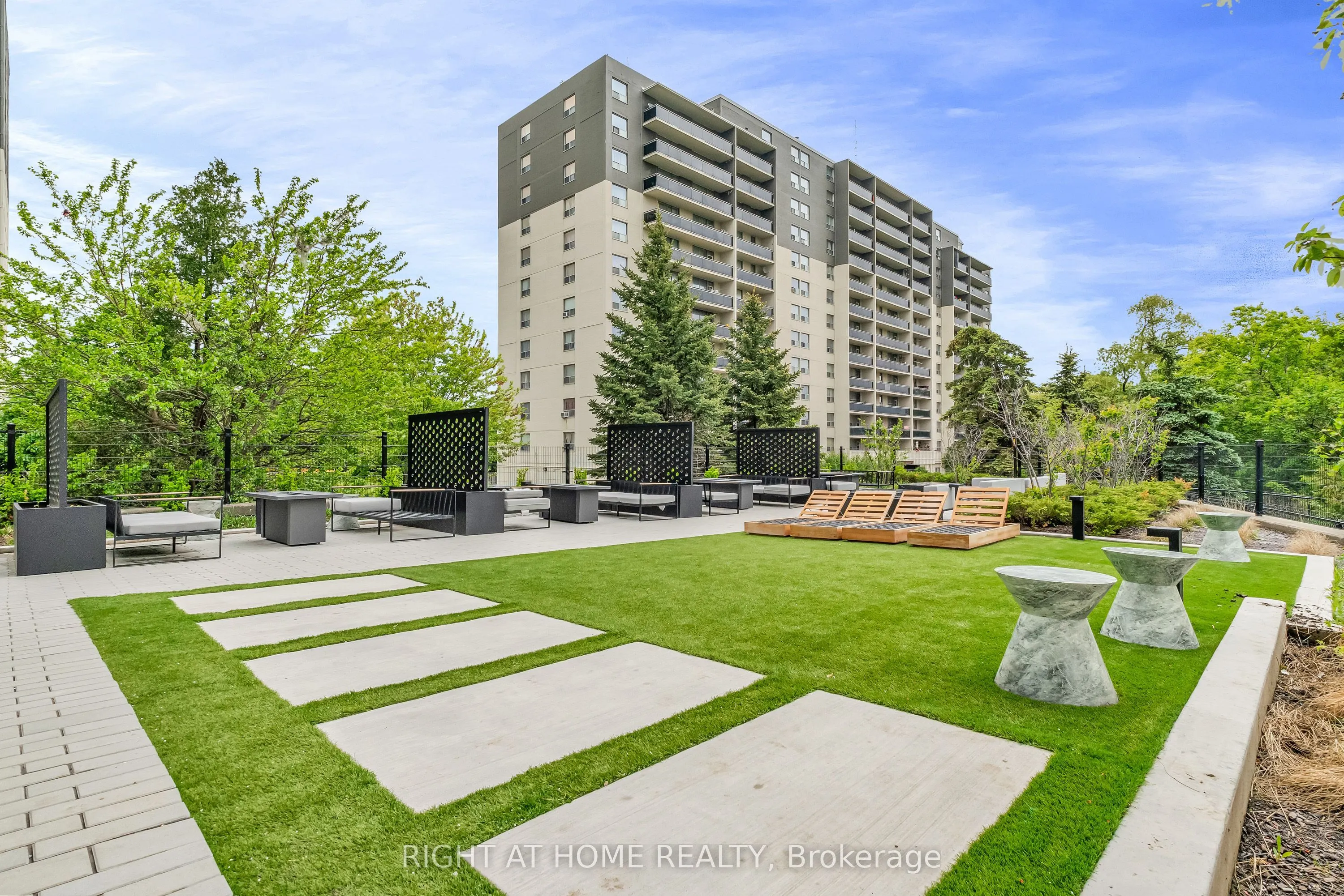 86 Dundas Street E, #1520