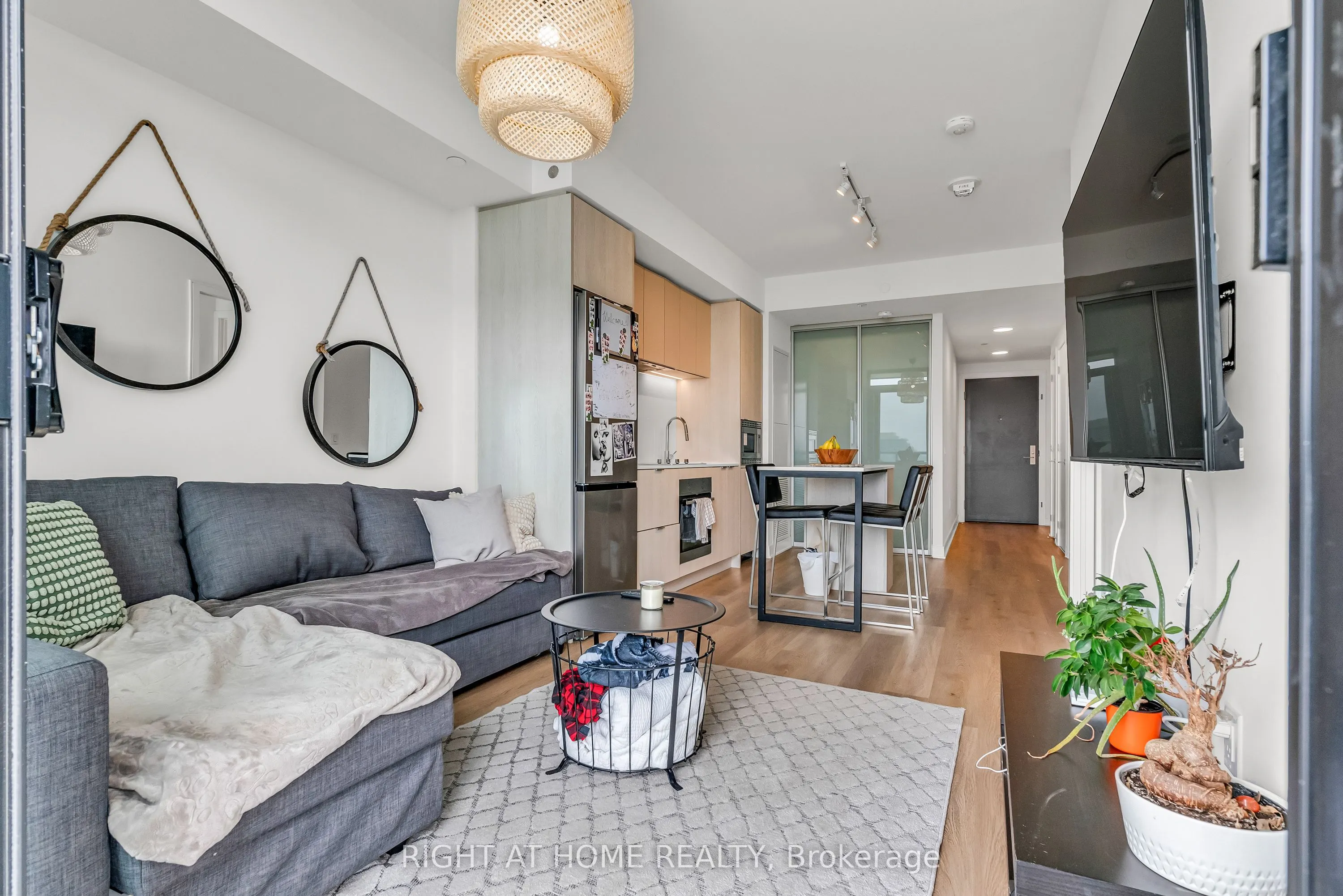 86 Dundas Street E, #1520