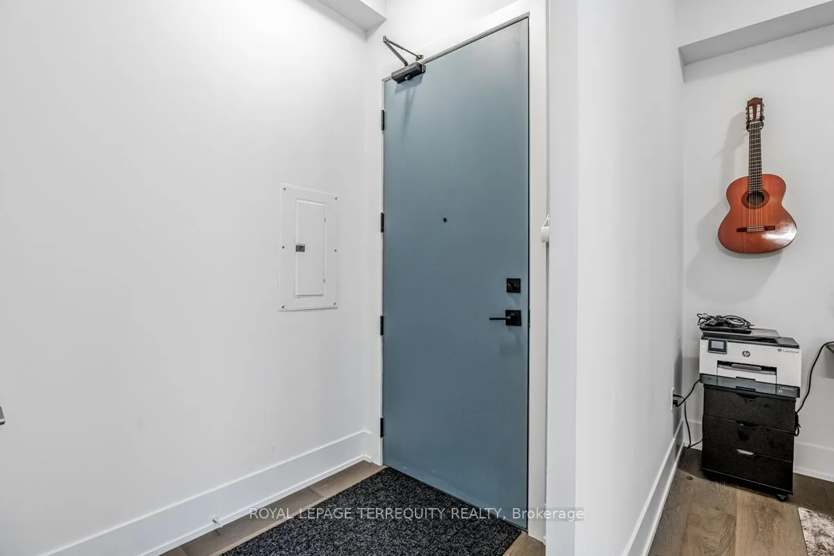 1063 Douglas McCurdy Common #702