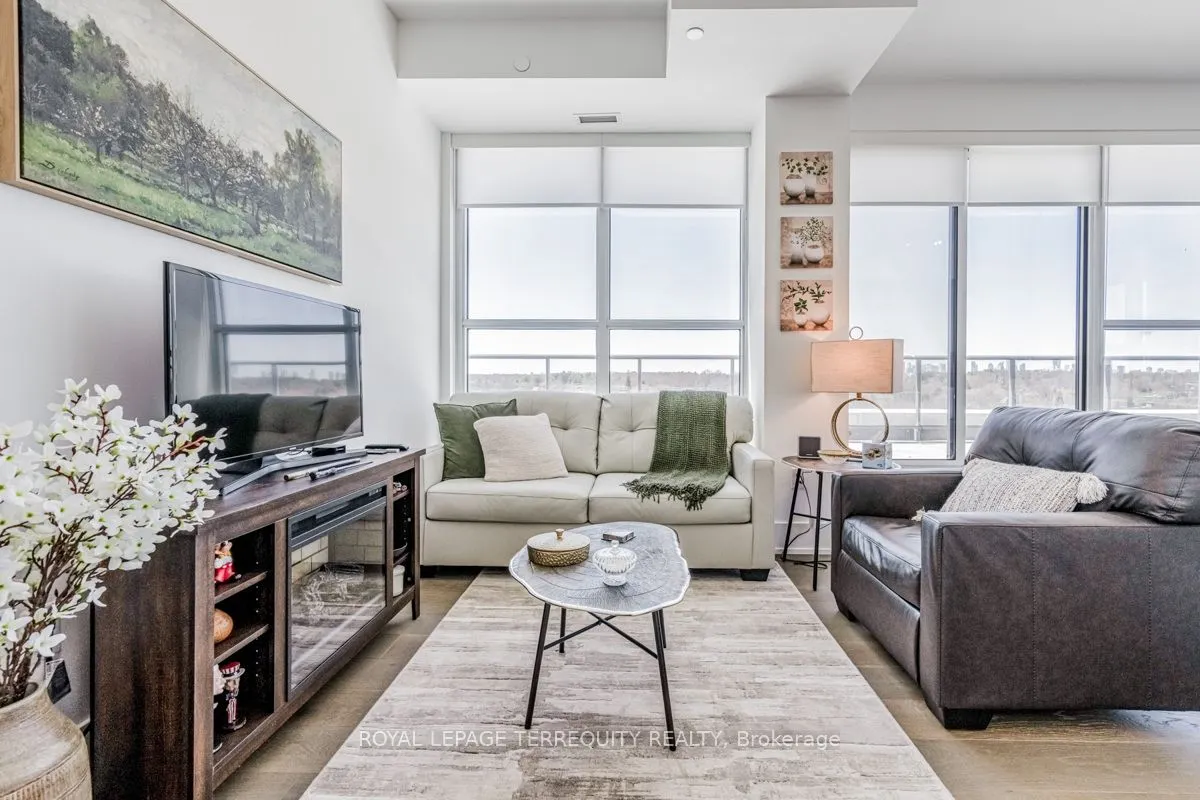 1063 Douglas McCurdy Common #702