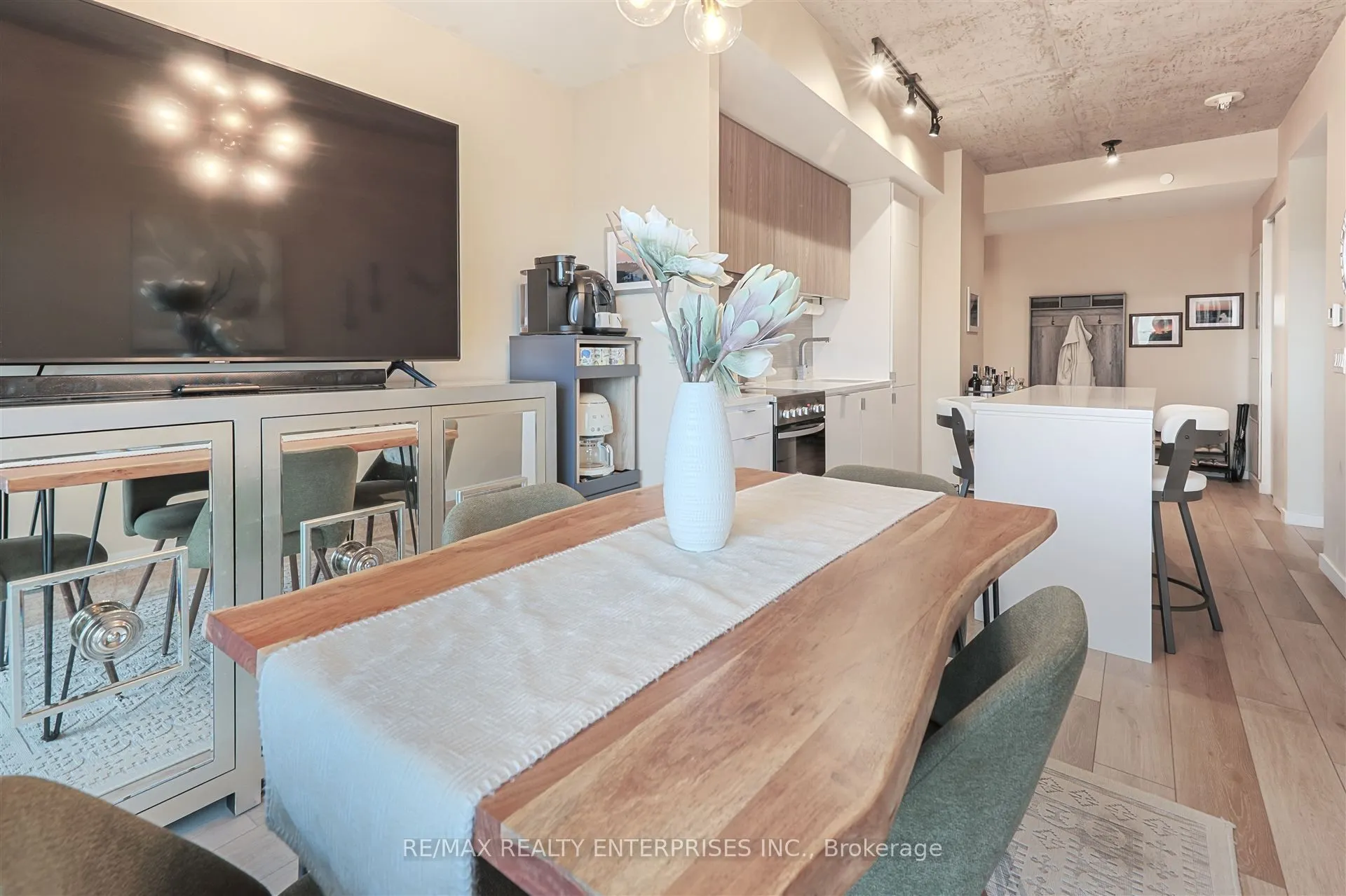 7 Smith Crescent, #410