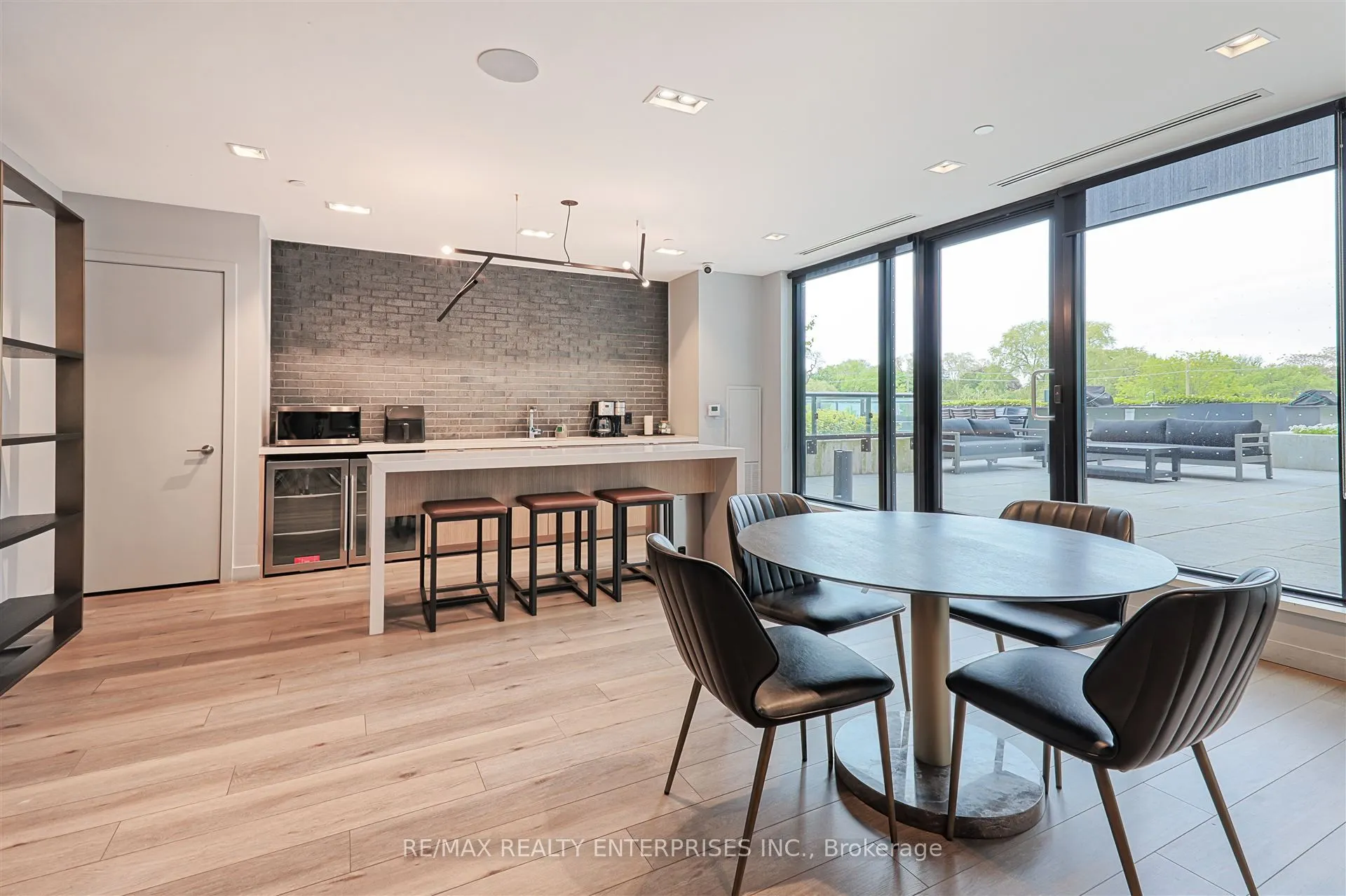 7 Smith Crescent, #410