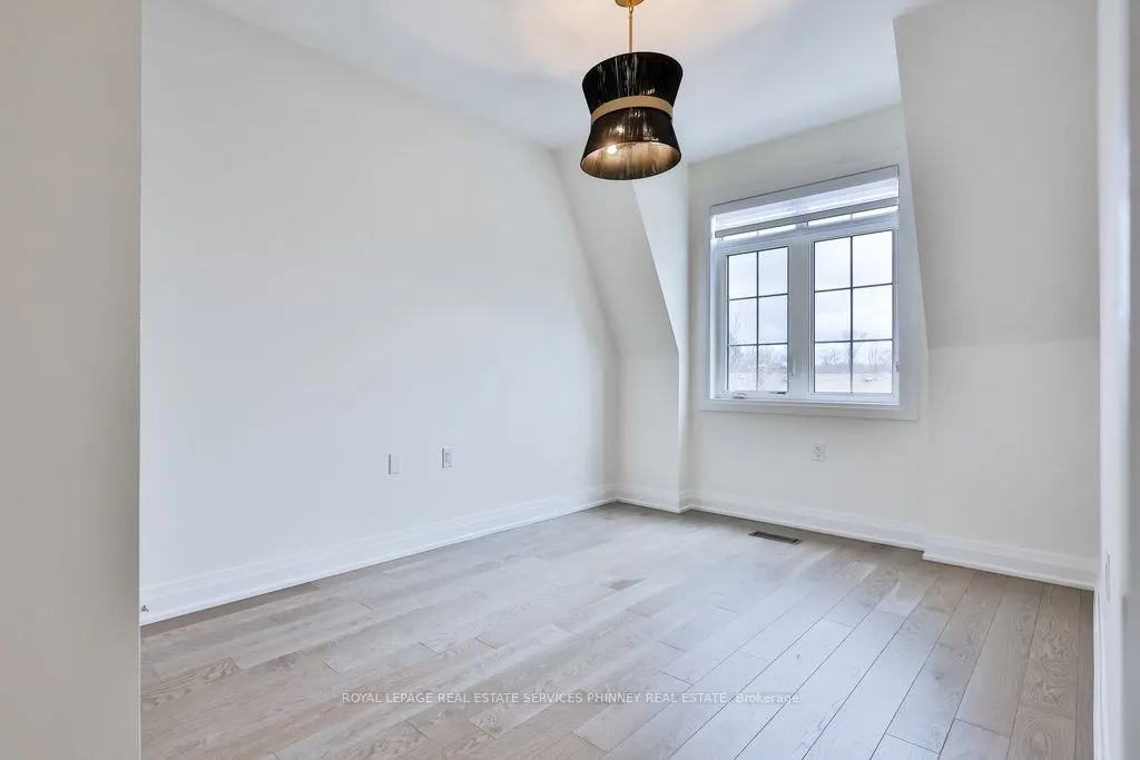 1663 Vellore Crescent