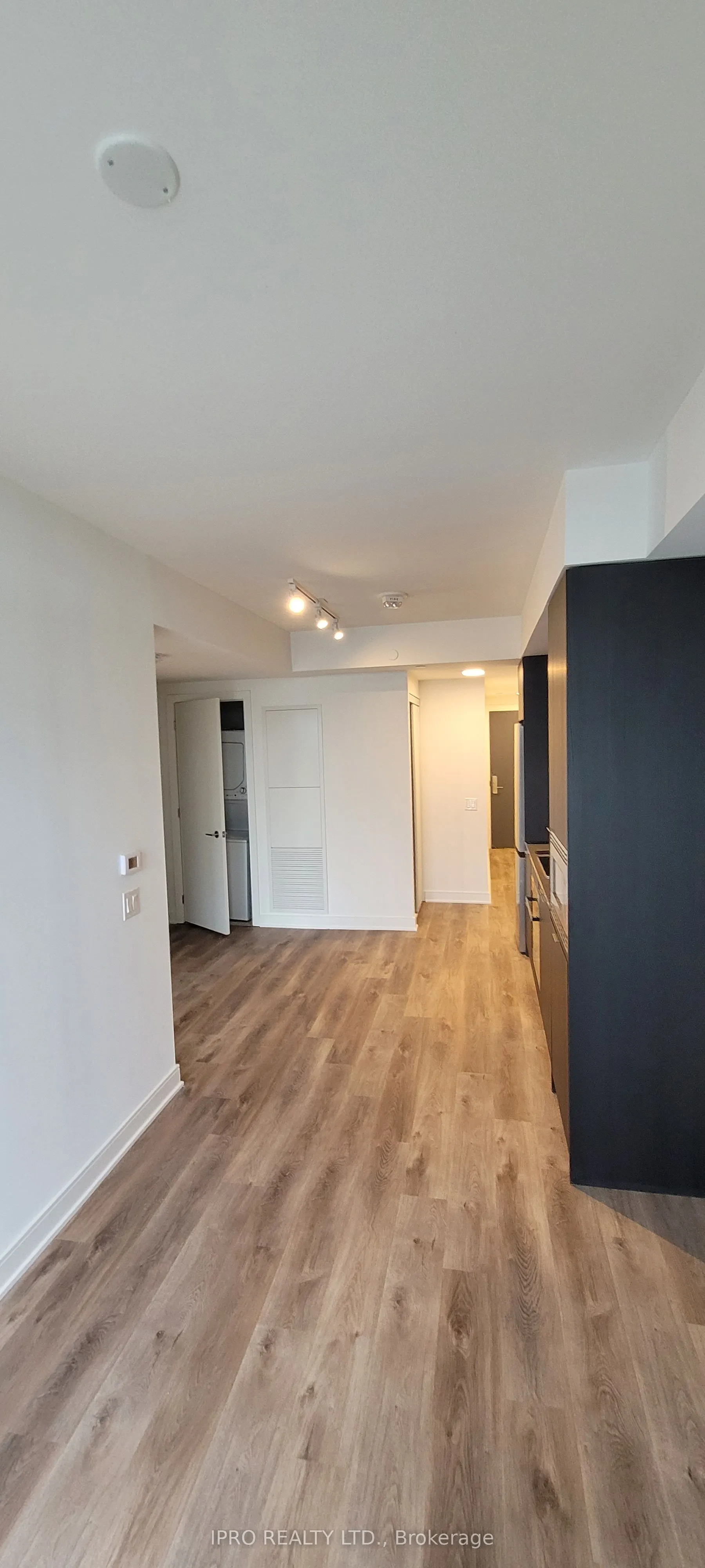 86 Dundas Street E, #821