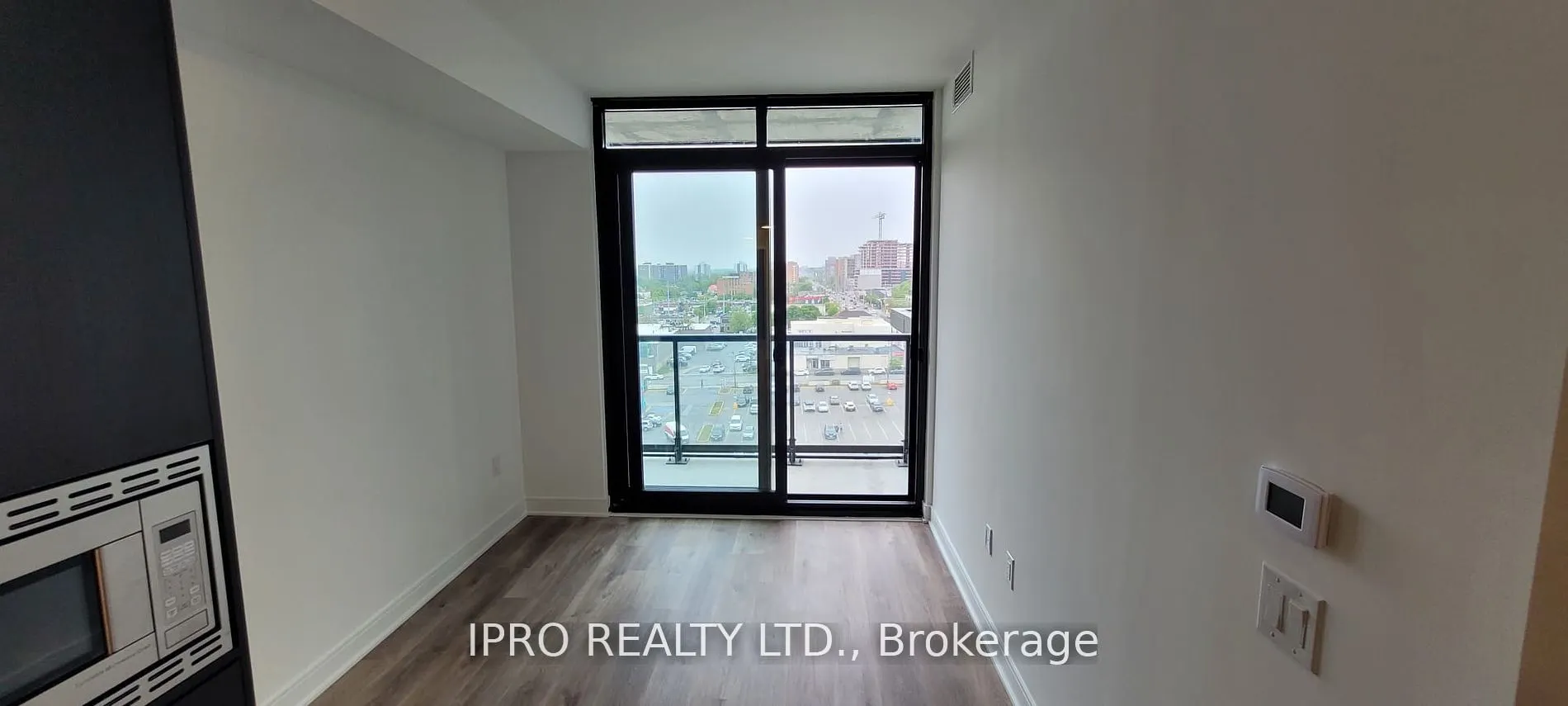 86 Dundas Street E, #821