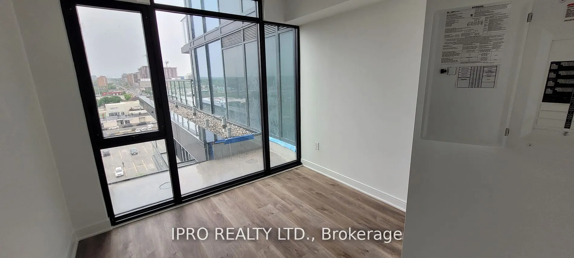 86 Dundas Street E, #821