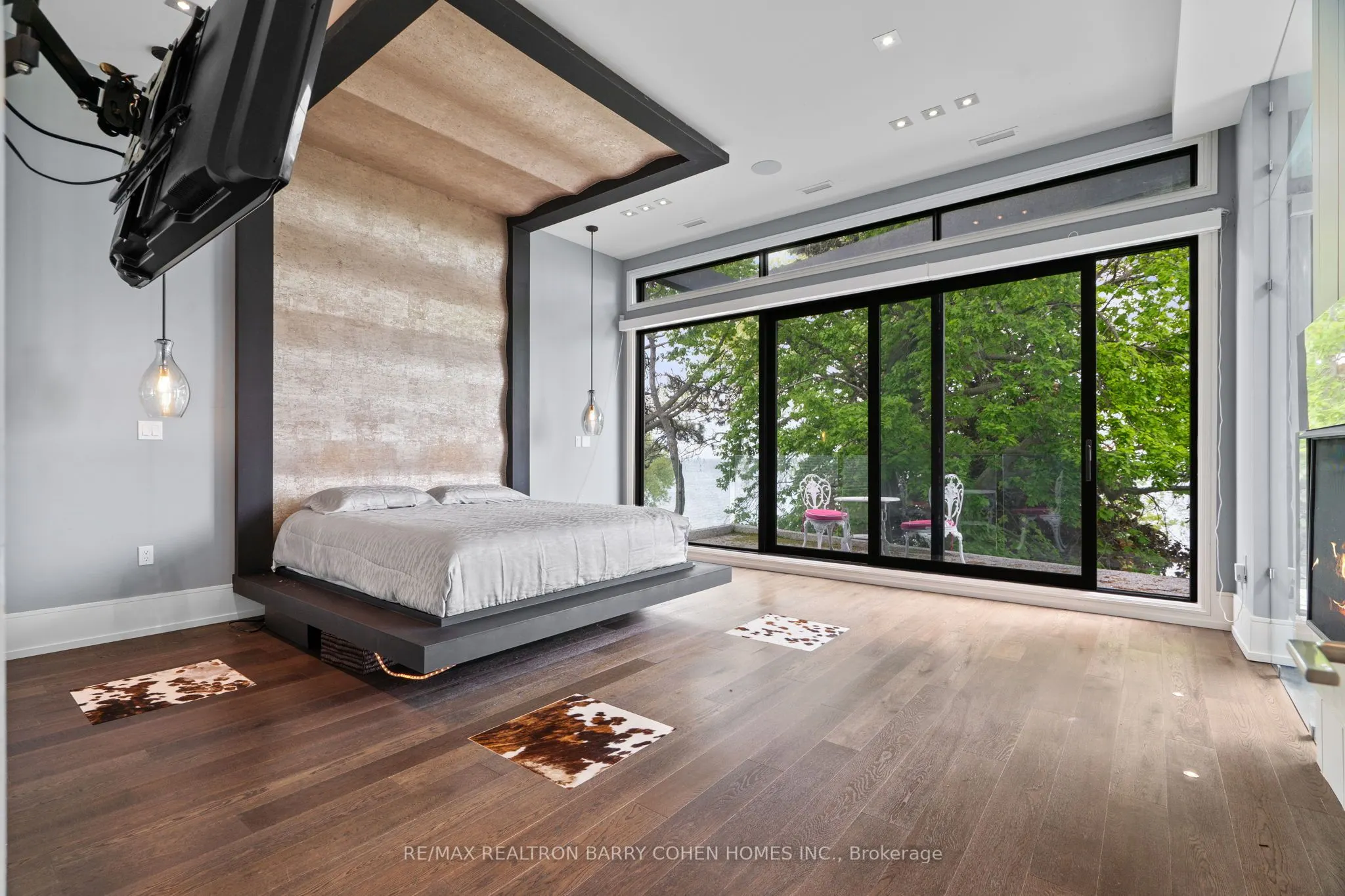 67 Lake Promenade